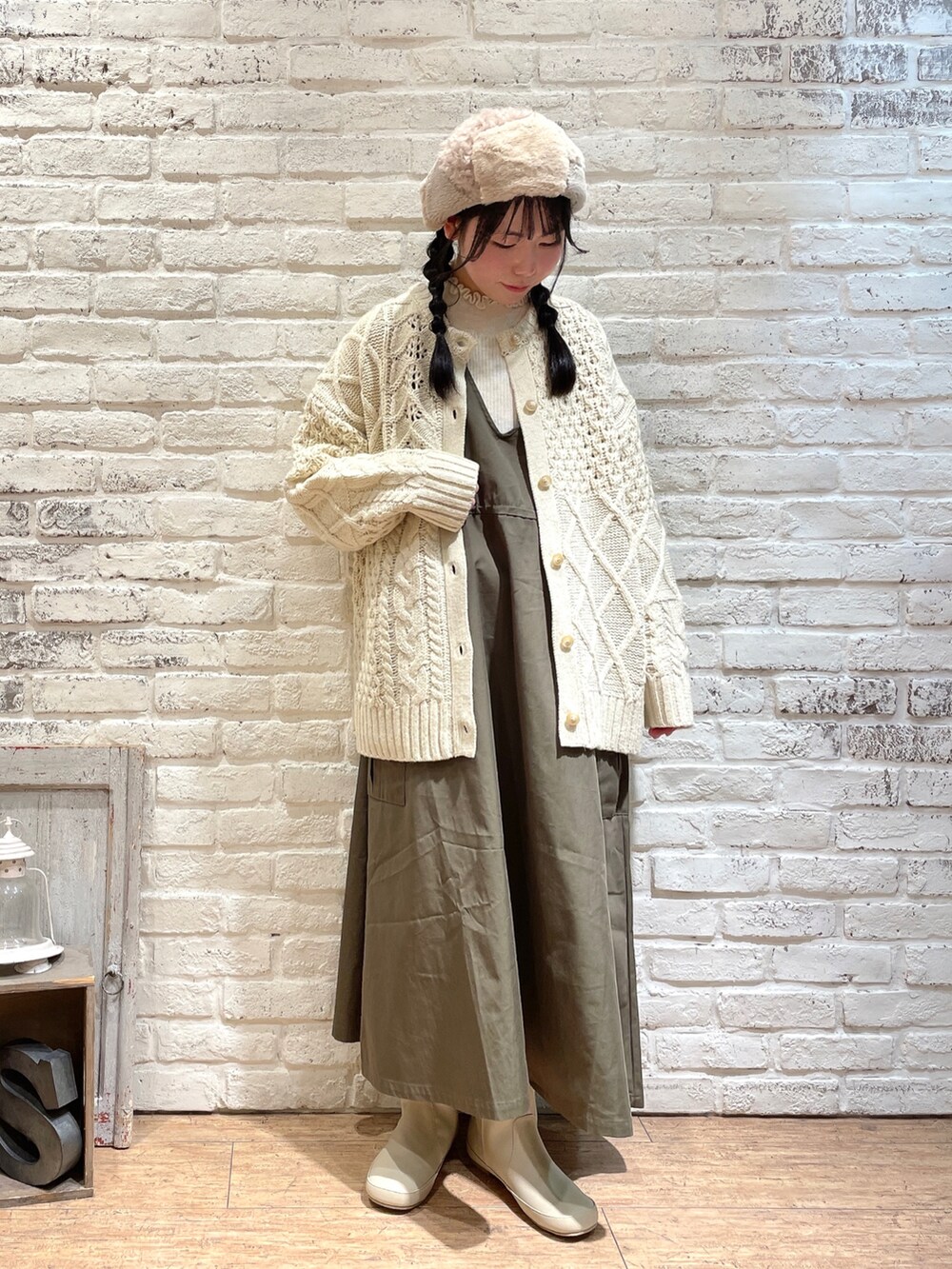 ホワイト系のカーディガン/ボレロ、ホワイト系のニット/セーター、グリーン系のワンピースを着用したレディースの秋コーディネートの4枚目の写真