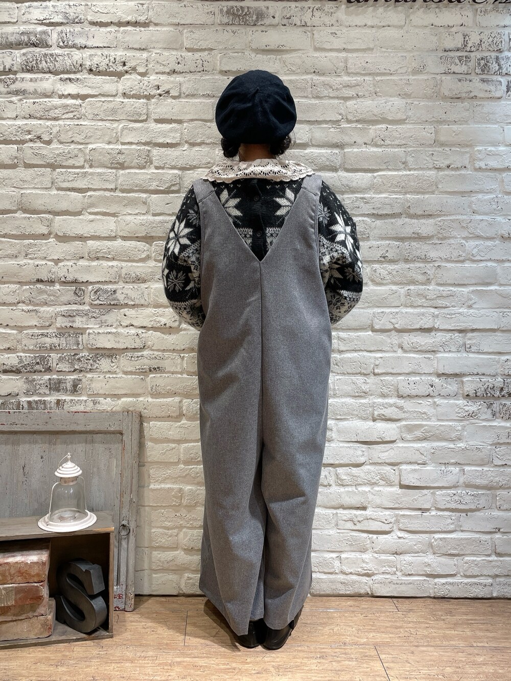 ベージュ系のシャツ/ブラウス、ブラック系のカーディガン/ボレロ、グレー系のサロペット/オーバーオールを着用したレディースの冬コーディネートの3枚目の写真