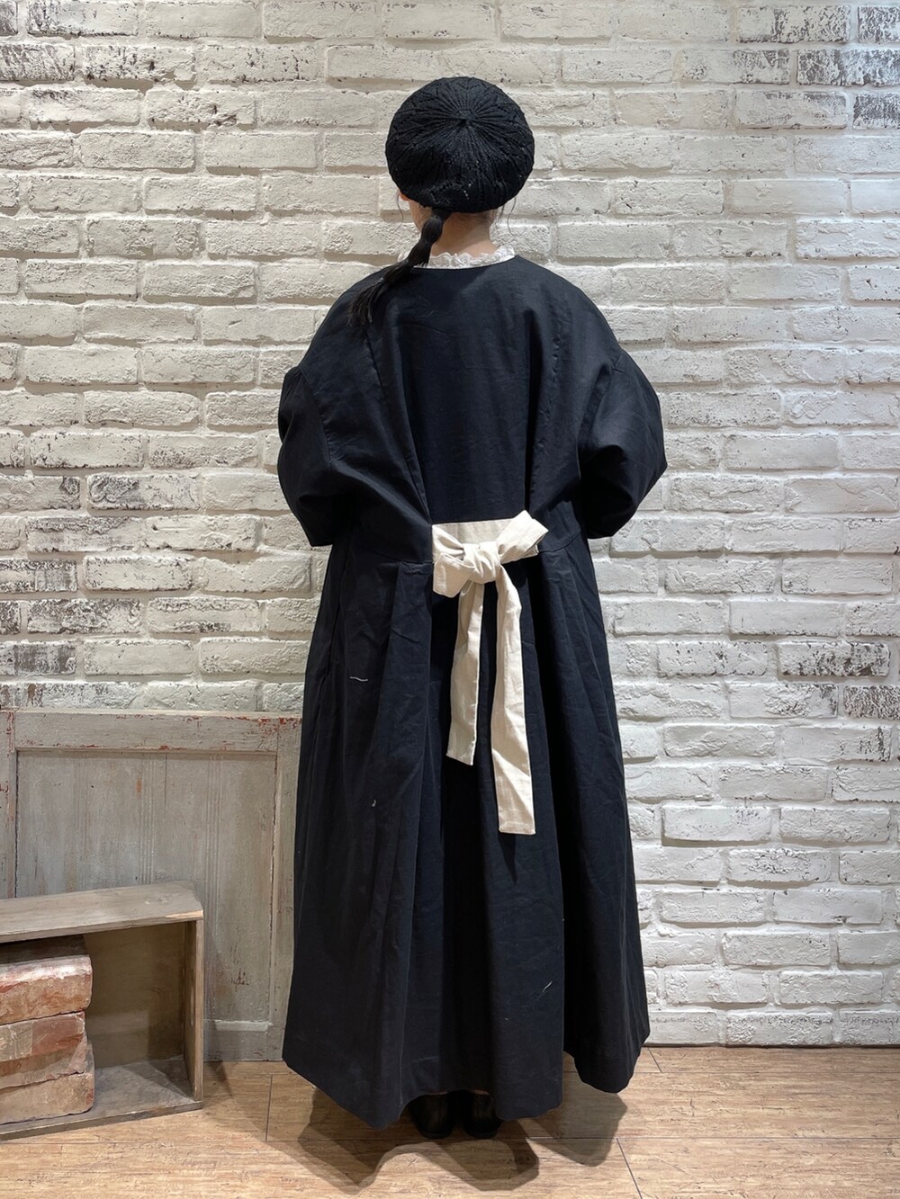 ホワイト系のその他アウター、ブラック系のドレスシューズ、ブルー系のその他パンツを着用したレディースの春コーディネートの3枚目の写真