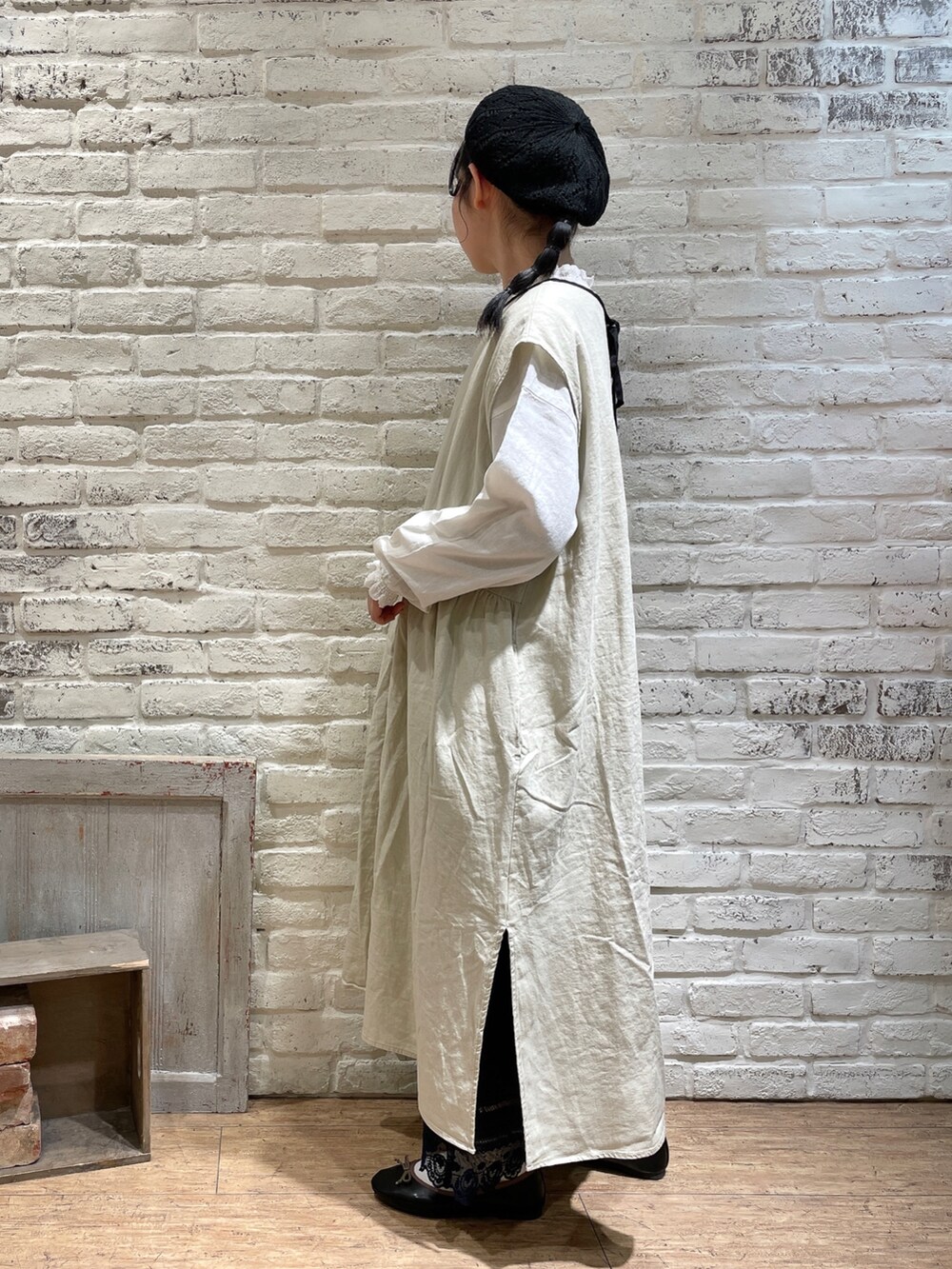 ホワイト系のその他アウター、ブラック系のドレスシューズ、ブルー系のその他パンツを着用したレディースの春コーディネートの5枚目の写真