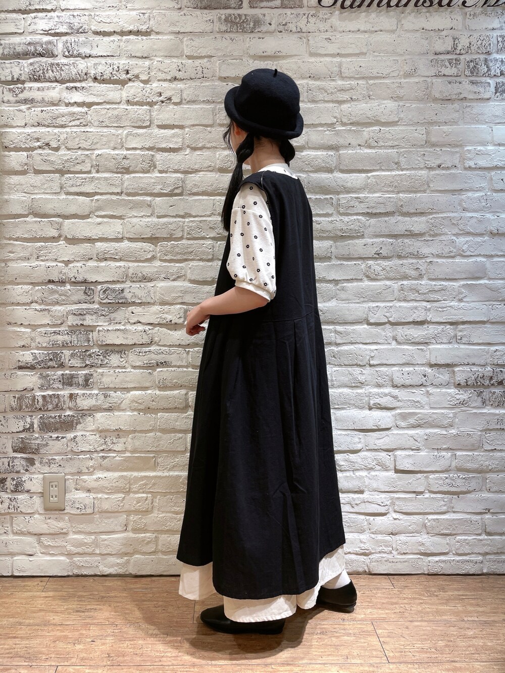 ホワイト系のTシャツ/カットソー、ブラック系のワンピース、ベージュ系のハンドバッグを着用したレディースの秋コーディネートの2枚目の写真