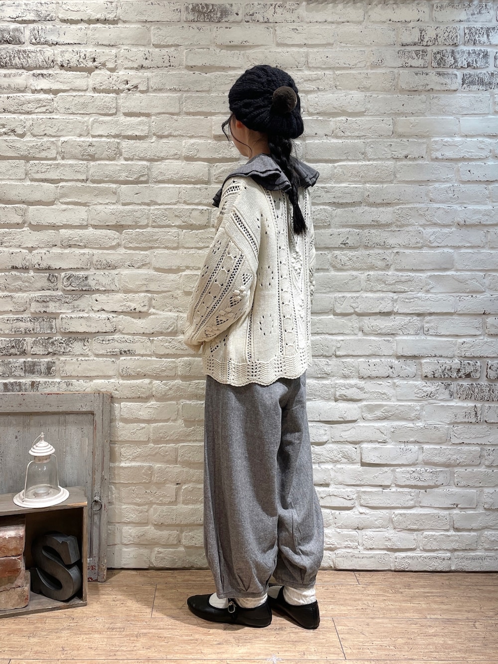 グレー系のシャツ/ブラウス、ホワイト系のカーディガン/ボレロ、ブラック系のその他パンツを着用したレディースの秋コーディネートの2枚目の写真