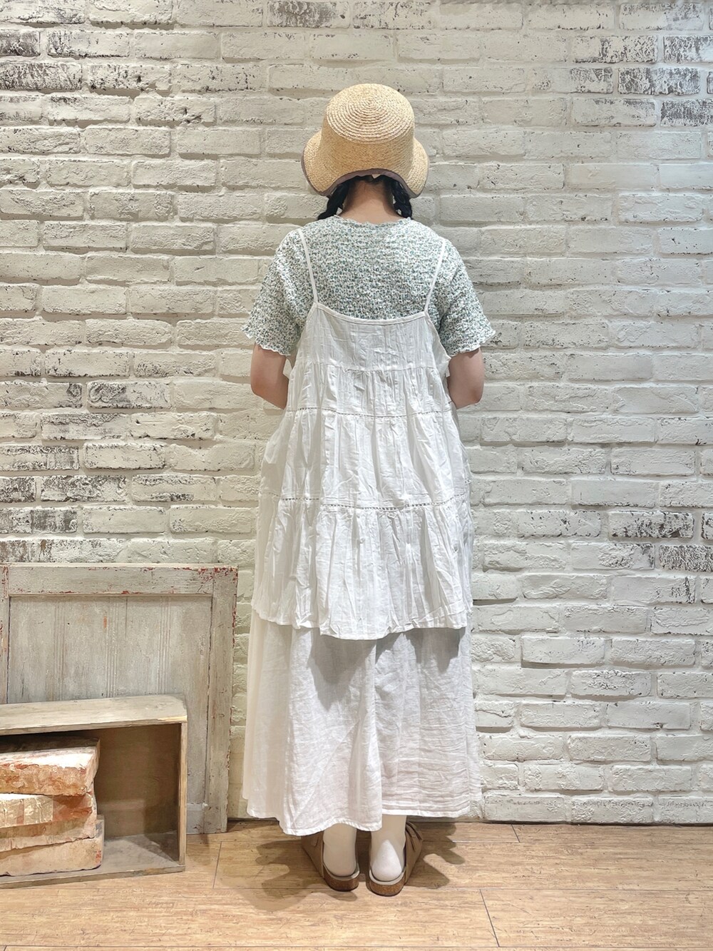 ホワイト系のハンドバッグ、ホワイト系のチュニック、ホワイト系のスカートを着用したレディースの春コーディネートの3枚目の写真