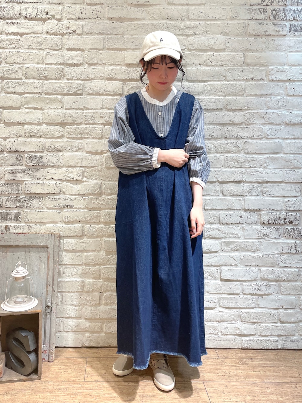 ブルー系のノーカラージャケット、ブルー系のシャツ/ブラウス、ブルー系のワンピースを着用したレディースの秋コーディネートの4枚目の写真