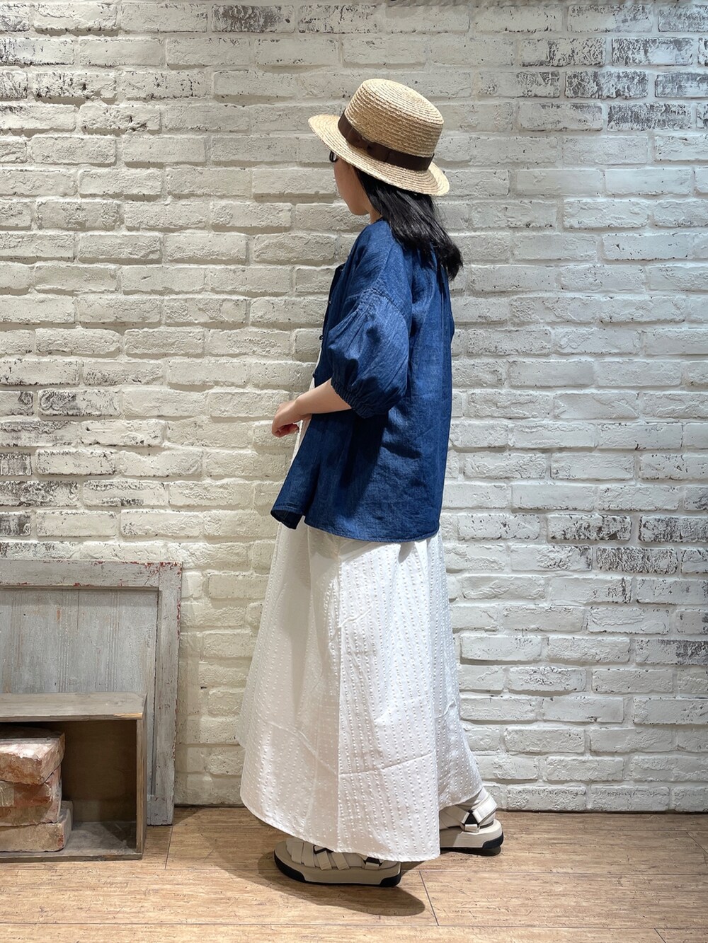 グリーン系のTシャツ/カットソー、ブルー系のシャツ/ブラウス、ホワイト系のワンピースを着用したレディースの夏コーディネートの2枚目の写真