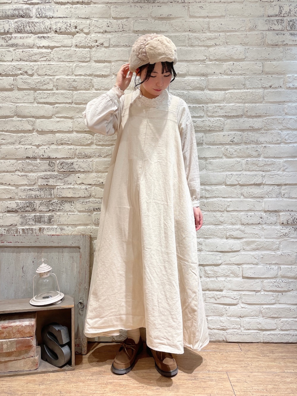 ベージュ系のブルゾン、ベージュ系のシャツ/ブラウス、ベージュ系のドレスシューズを着用したレディースの秋コーディネートの4枚目の写真