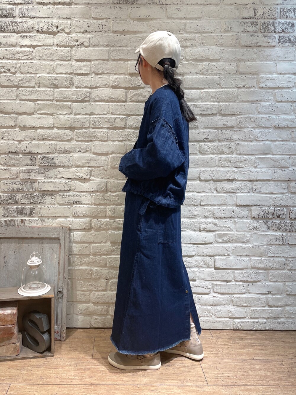 ブルー系のノーカラージャケット、ブルー系のシャツ/ブラウス、ブルー系のワンピースを着用したレディースの秋コーディネートの2枚目の写真