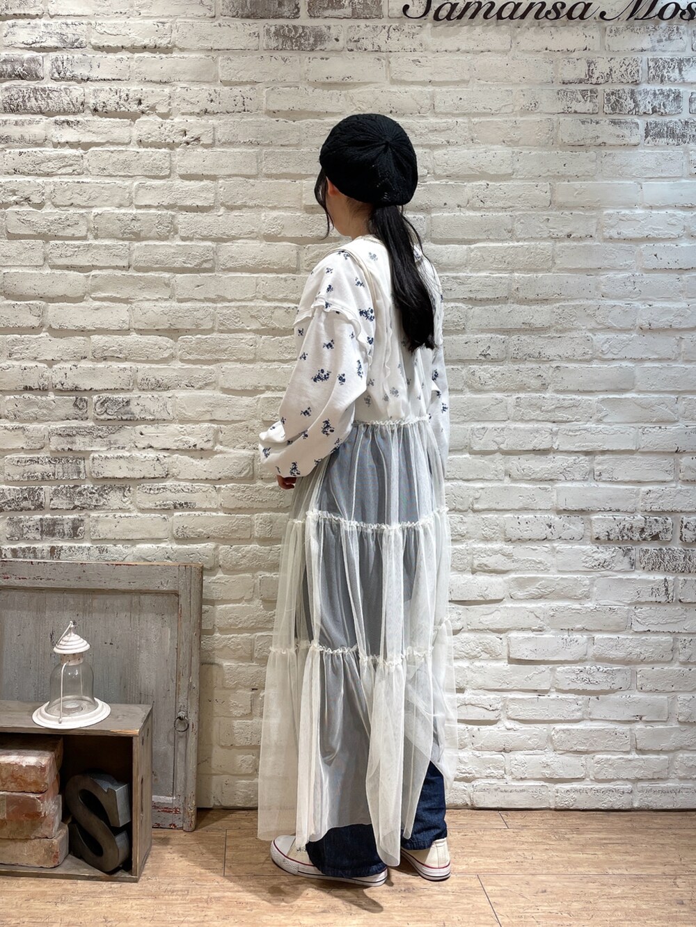 ブルー系のデニムパンツ、ブラック系のハット、その他のその他を着用したレディースの冬コーディネートの2枚目の写真