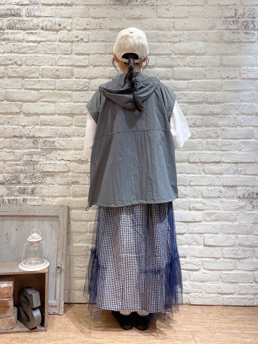 ホワイト系のTシャツ/カットソー、ブルー系のブルゾン、ブルー系のスカートを着用したレディースの秋コーディネートの3枚目の写真