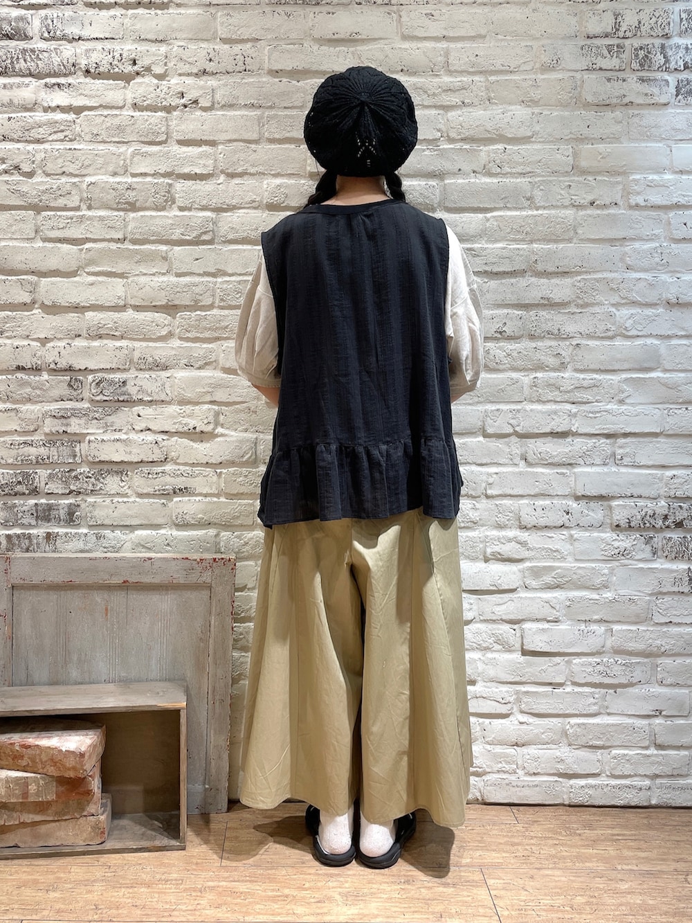 ホワイト系のシャツ/ブラウス、ベージュ系のTシャツ/カットソー、ベージュ系のその他パンツを着用したレディースの夏コーディネートの3枚目の写真