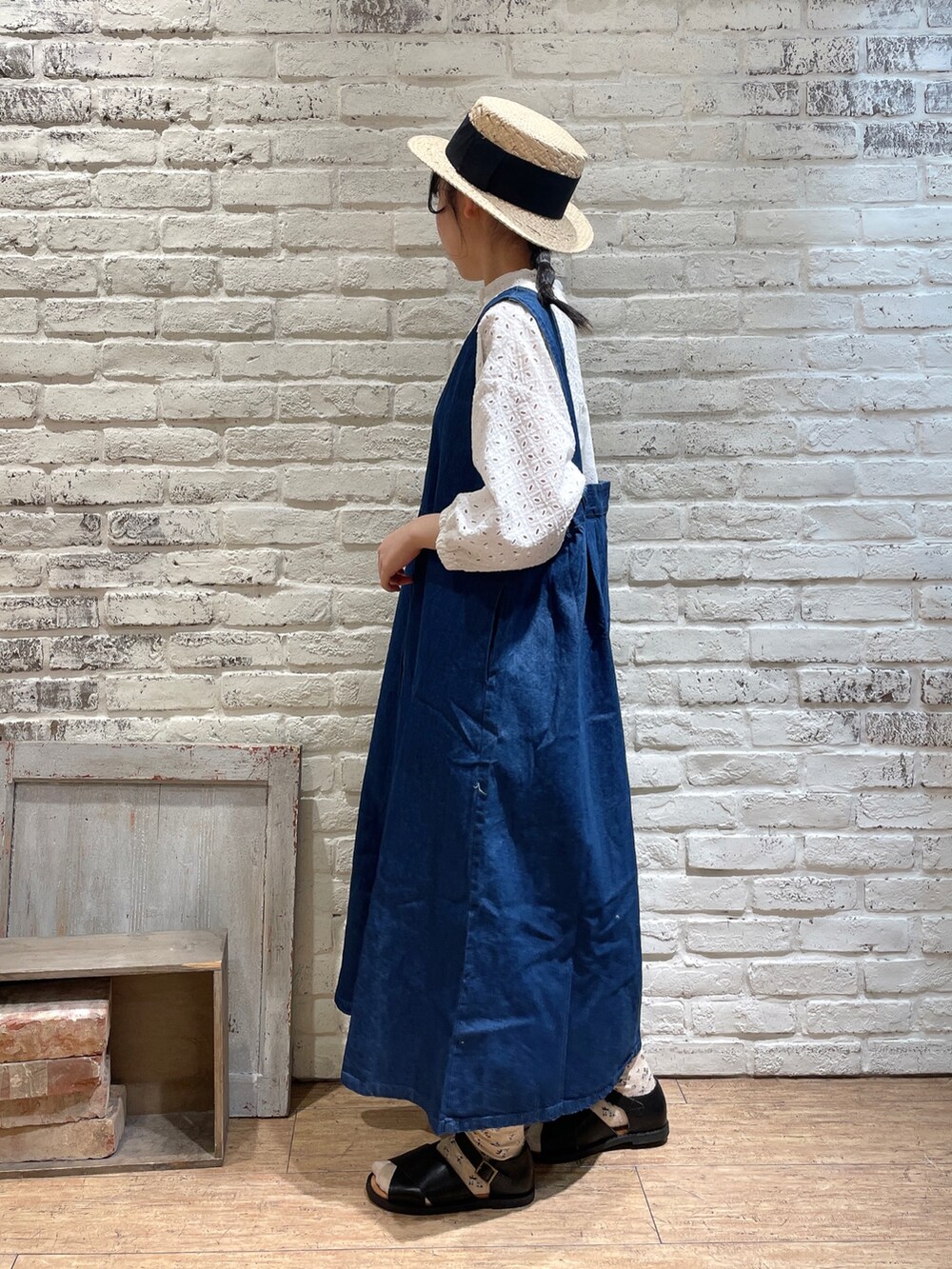 ホワイト系のチュニック、ブルー系のワンピース、ベージュ系のブルゾンを着用したレディースの春コーディネートの3枚目の写真