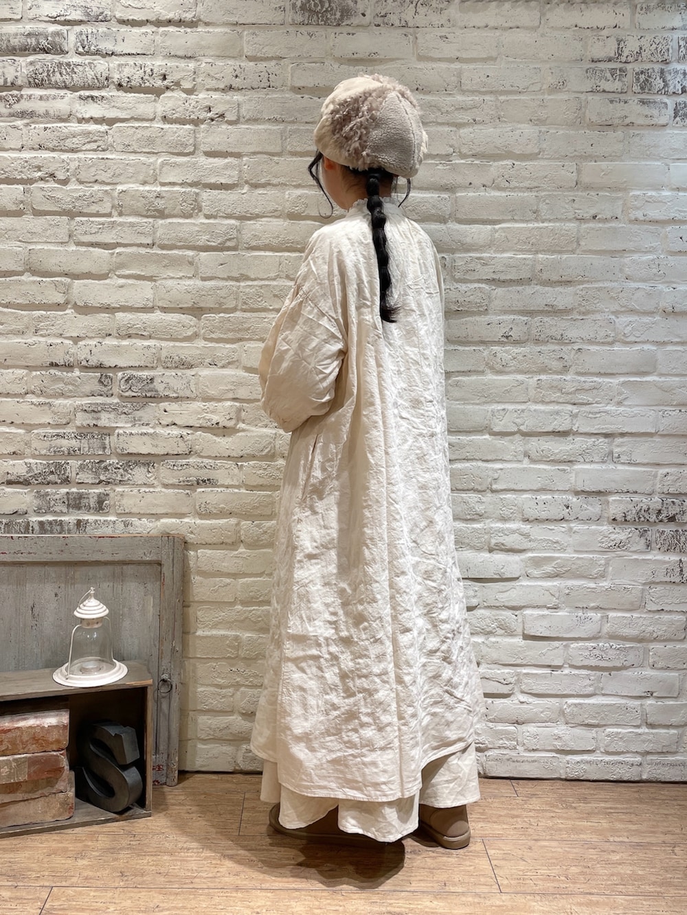 ホワイト系のTシャツ/カットソー、ホワイト系のワンピース、ベージュ系のスカートを着用したレディースの冬コーディネートの2枚目の写真