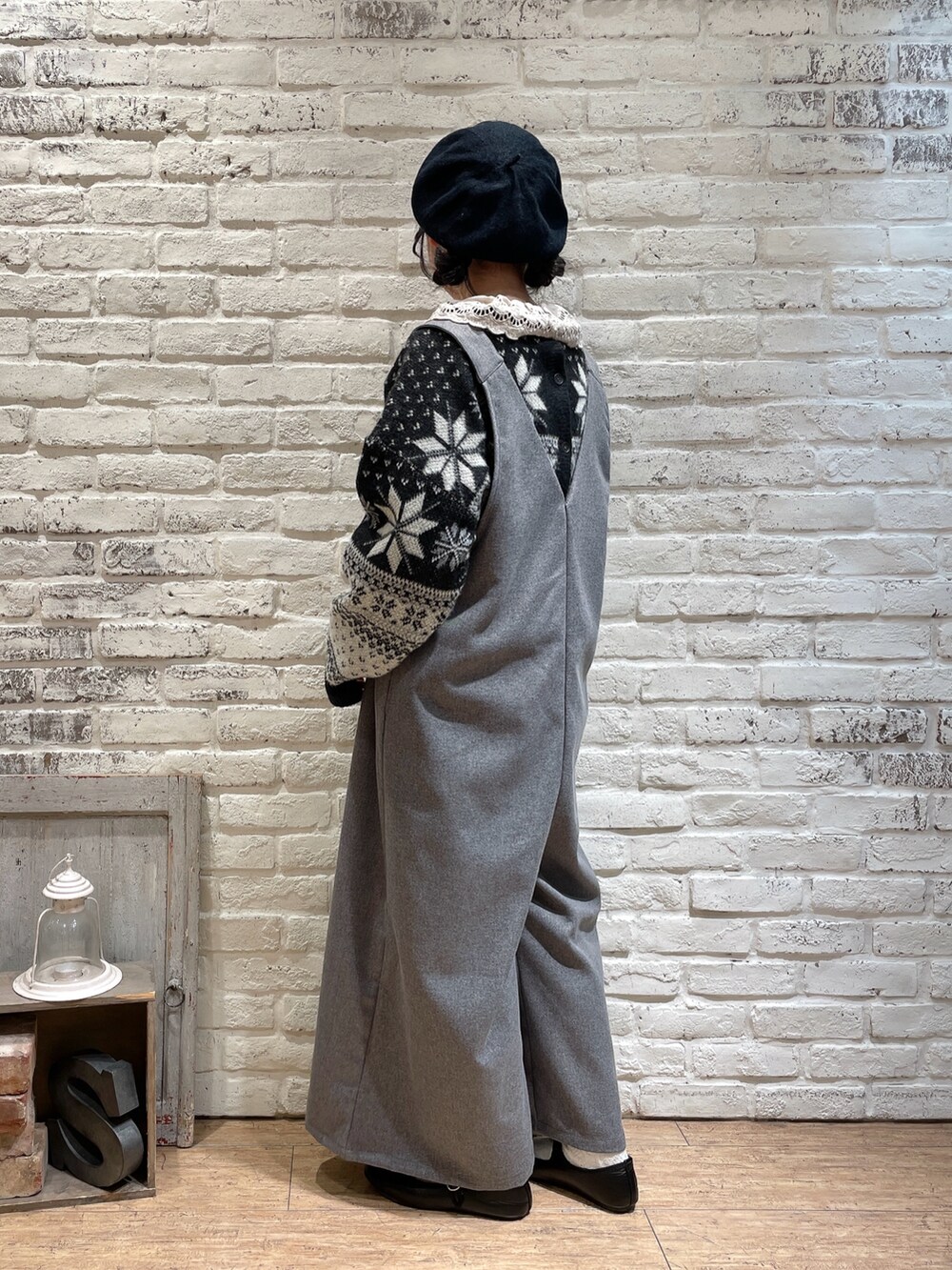 ベージュ系のシャツ/ブラウス、ブラック系のカーディガン/ボレロ、グレー系のサロペット/オーバーオールを着用したレディースの冬コーディネートの2枚目の写真