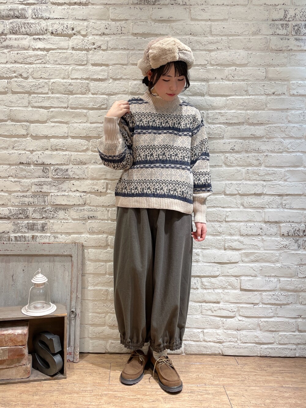 ホワイト系のシャツ/ブラウス、ベージュ系のニット/セーター、ベージュ系のワンピースを着用したレディースの冬コーディネートの3枚目の写真