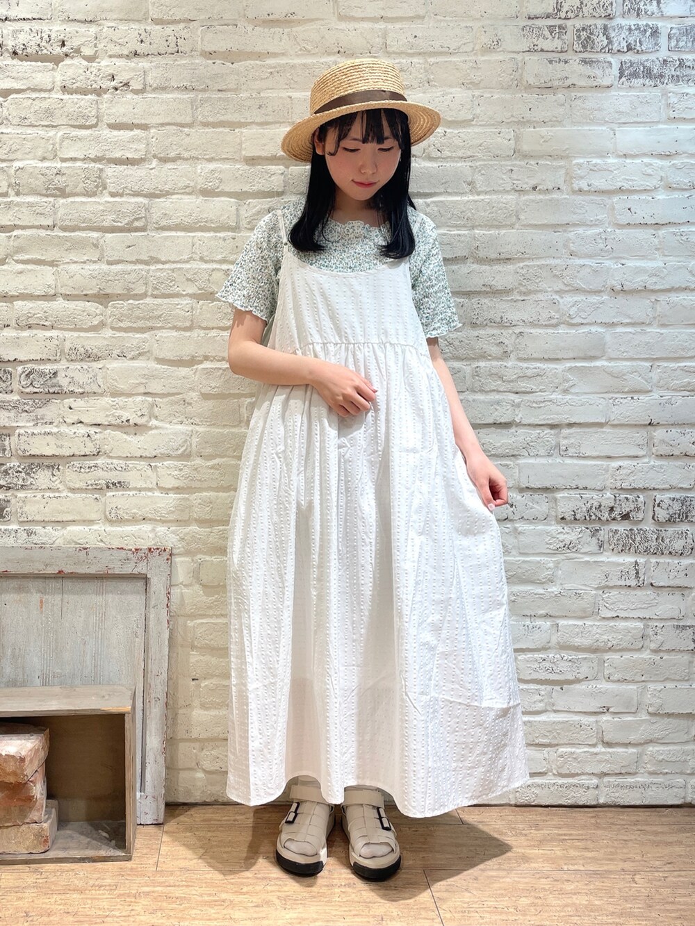 グリーン系のTシャツ/カットソー、ブルー系のシャツ/ブラウス、ホワイト系のワンピースを着用したレディースの夏コーディネートの4枚目の写真