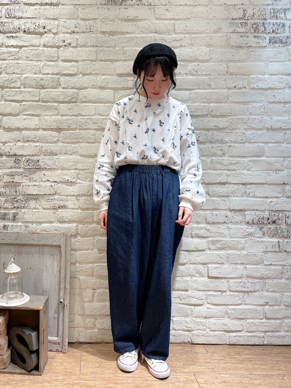 ブルー系のデニムパンツ、ブラック系のハット、その他のその他を着用したレディースの冬コーディネートの3枚目の写真