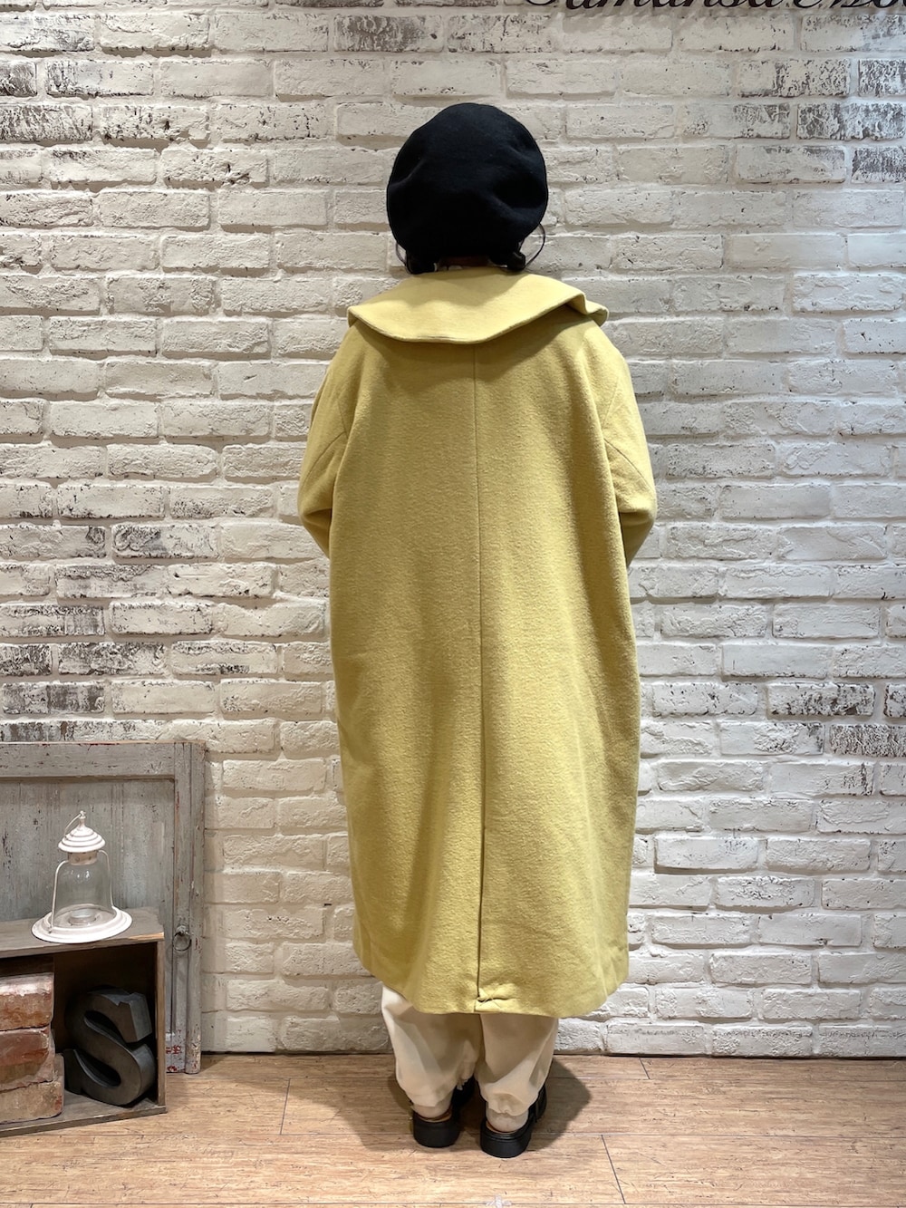 ホワイト系のニット/セーター、ベージュ系のニット/セーター、イエロー系のその他アウターを着用したレディースの秋コーディネートの3枚目の写真