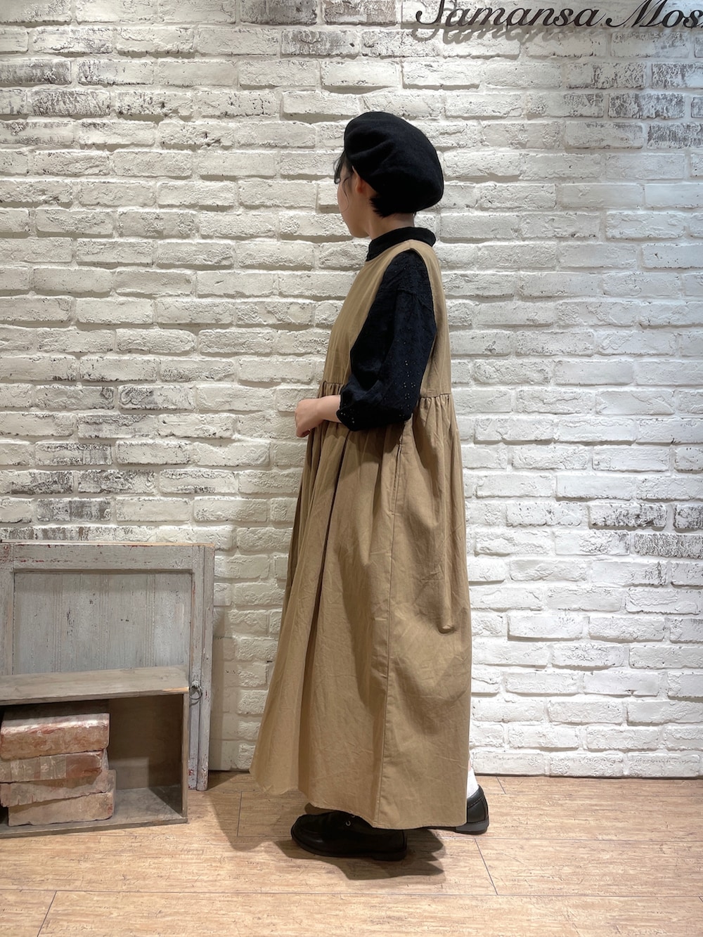 ベージュ系のワンピース、ブラック系のシャツ/ブラウス、ブラック系のその他シューズを着用したレディースの夏コーディネートの3枚目の写真