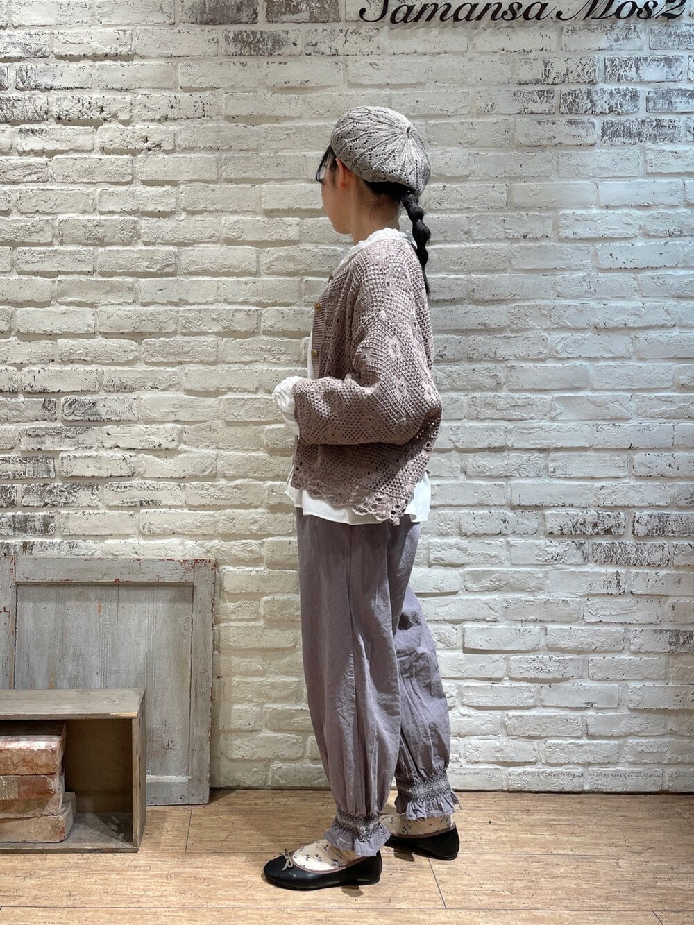 ホワイト系のシャツ/ブラウス、ブラウン系のカーディガン/ボレロ、グレー系のその他パンツを着用したレディースの春コーディネートの2枚目の写真