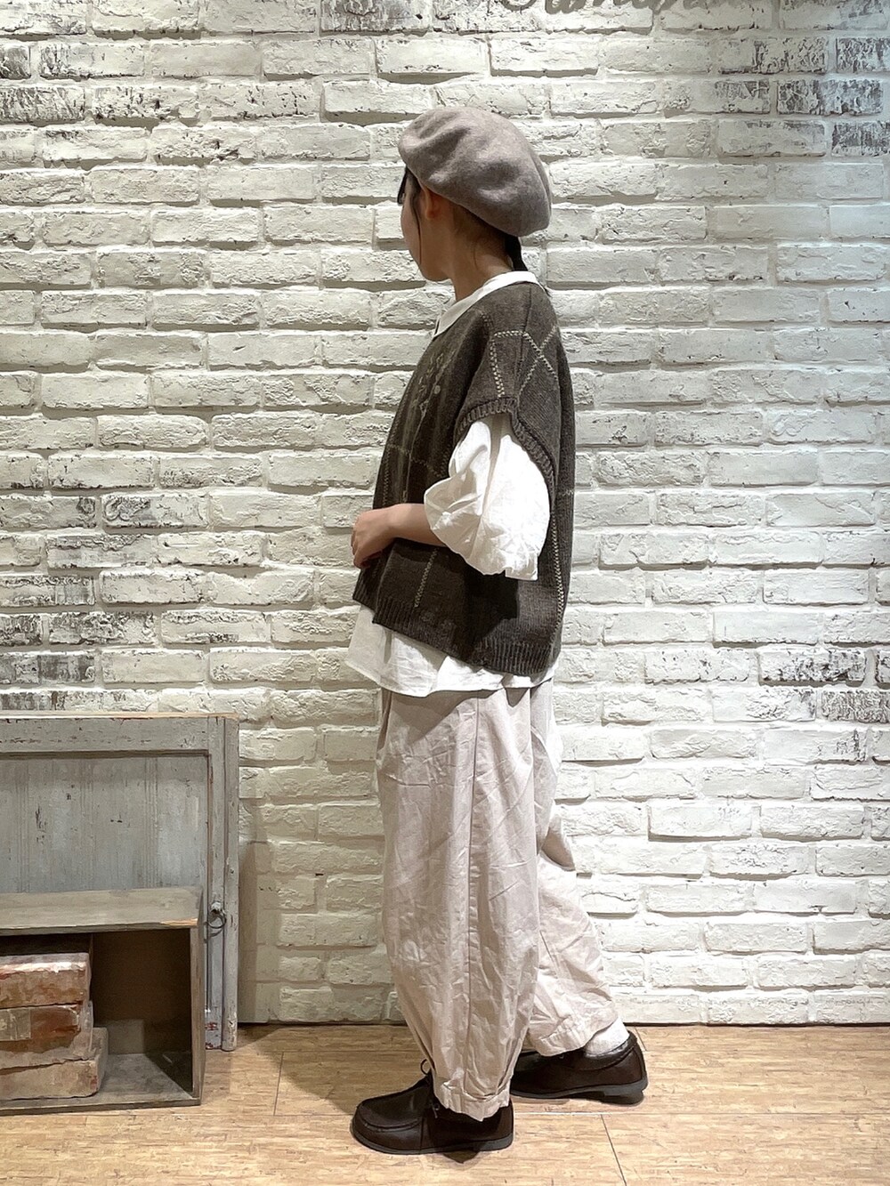 ホワイト系のシャツ/ブラウス、ブラウン系のベスト、ホワイト系のその他パンツを着用したレディースの秋コーディネートの3枚目の写真