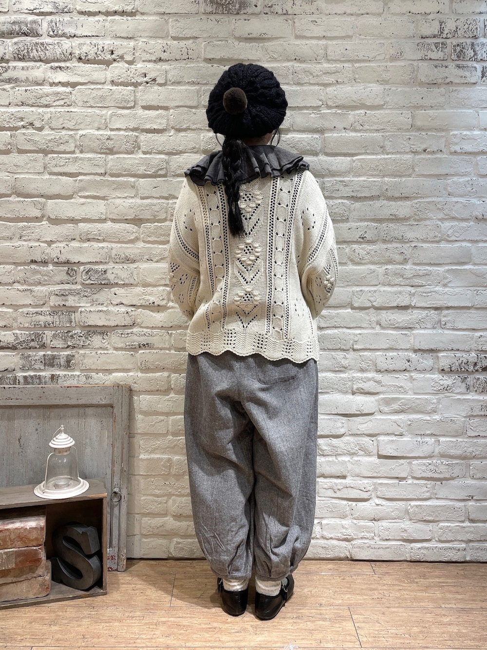 グレー系のシャツ/ブラウス、ホワイト系のカーディガン/ボレロ、ブラック系のその他パンツを着用したレディースの秋コーディネートの3枚目の写真