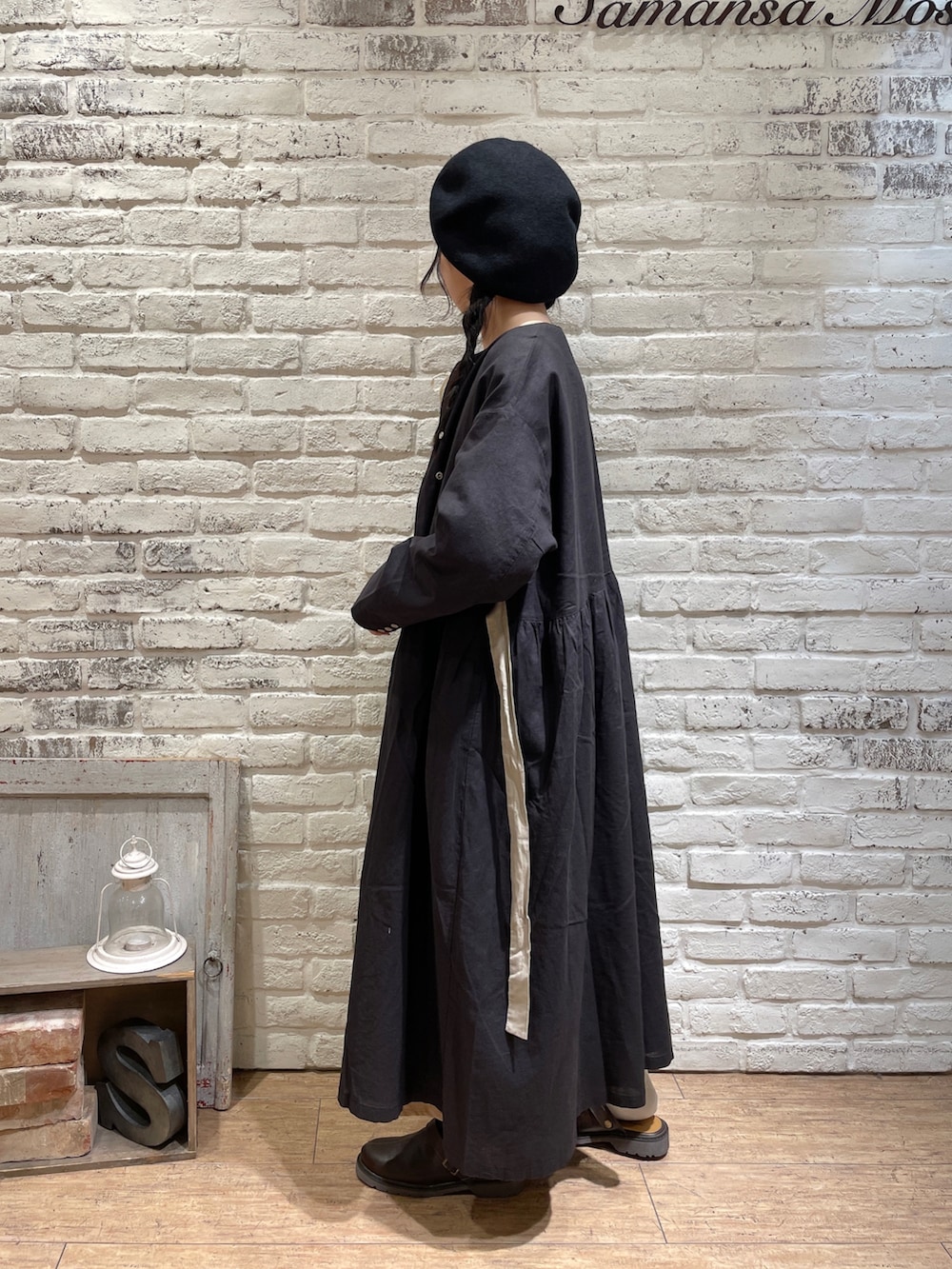 ブラック系のその他アウター、ホワイト系のシャツ/ブラウス、ベージュ系のその他パンツを着用したレディースの秋コーディネートの2枚目の写真