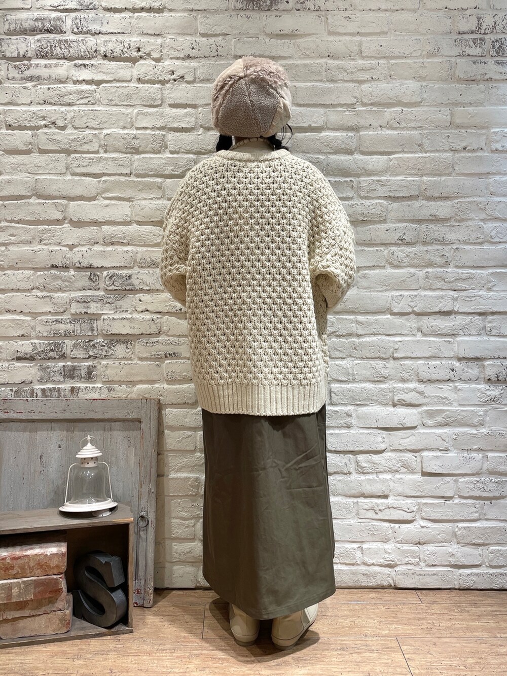 ホワイト系のカーディガン/ボレロ、ホワイト系のニット/セーター、グリーン系のワンピースを着用したレディースの秋コーディネートの3枚目の写真