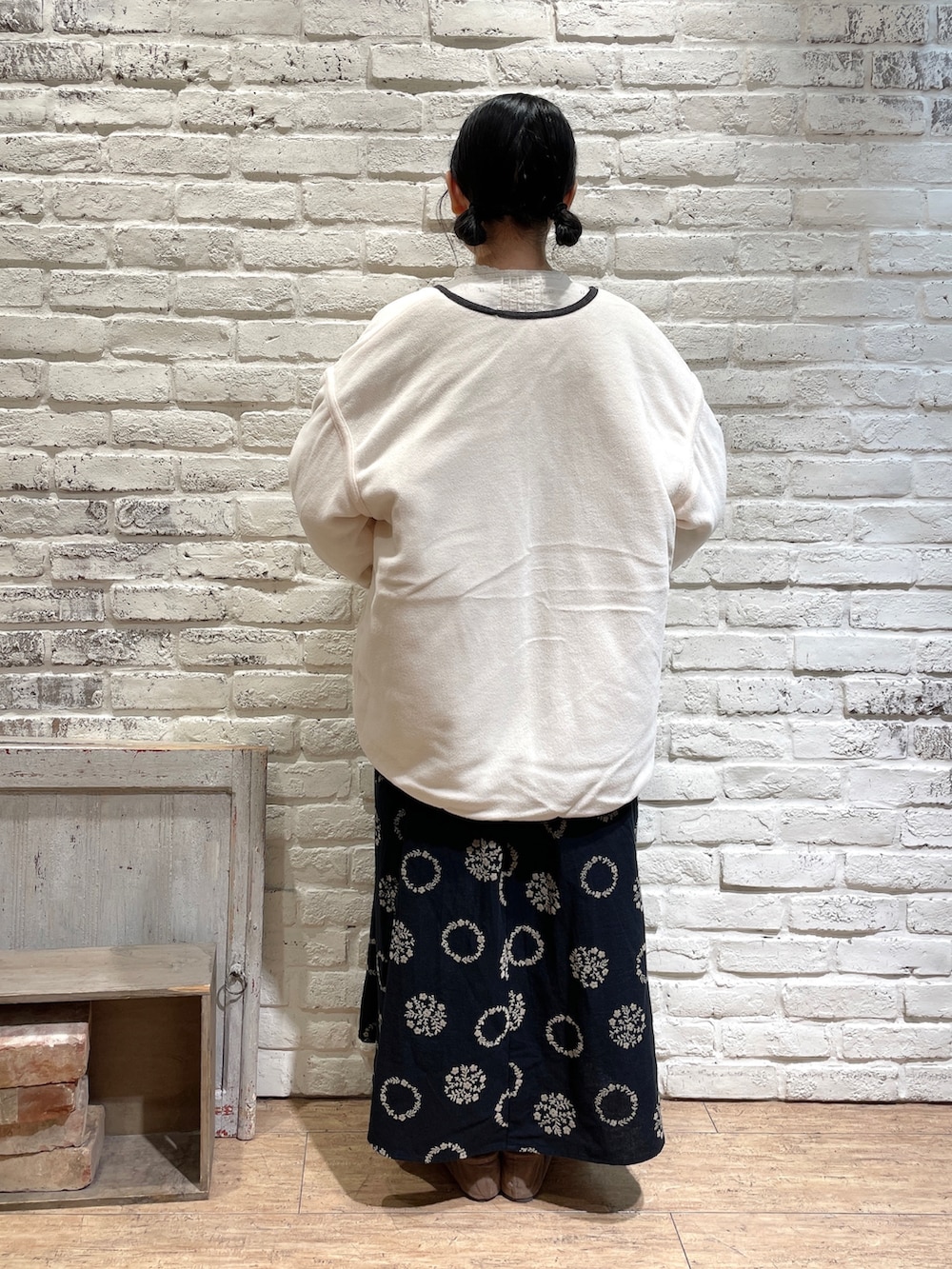 ホワイト系のシャツ/ブラウス、ホワイト系のブルゾン、ブラック系のワンピースを着用したレディースの秋コーディネートの4枚目の写真