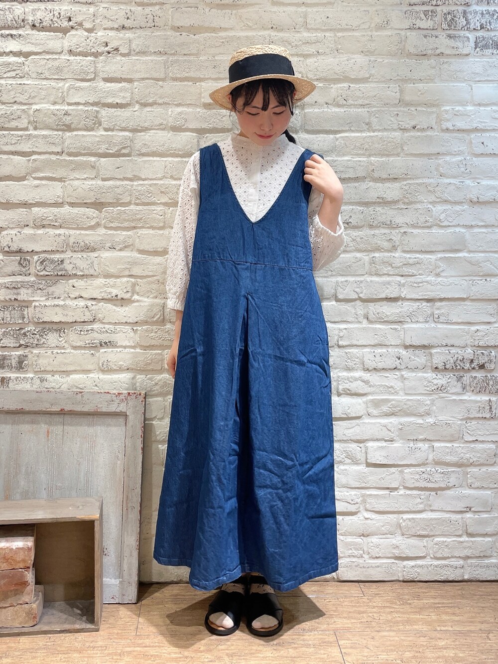 ホワイト系のチュニック、ブルー系のワンピース、ベージュ系のブルゾンを着用したレディースの春コーディネートの2枚目の写真