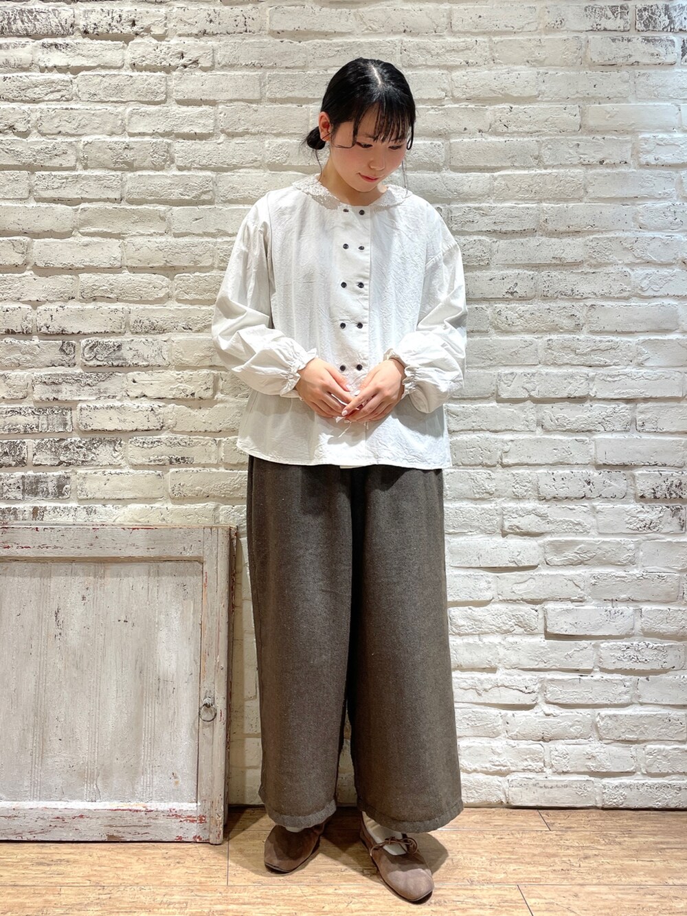 ホワイト系のシャツ/ブラウス、グリーン系のノーカラージャケット、ブラック系のパンツを着用したレディースの冬コーディネートの4枚目の写真