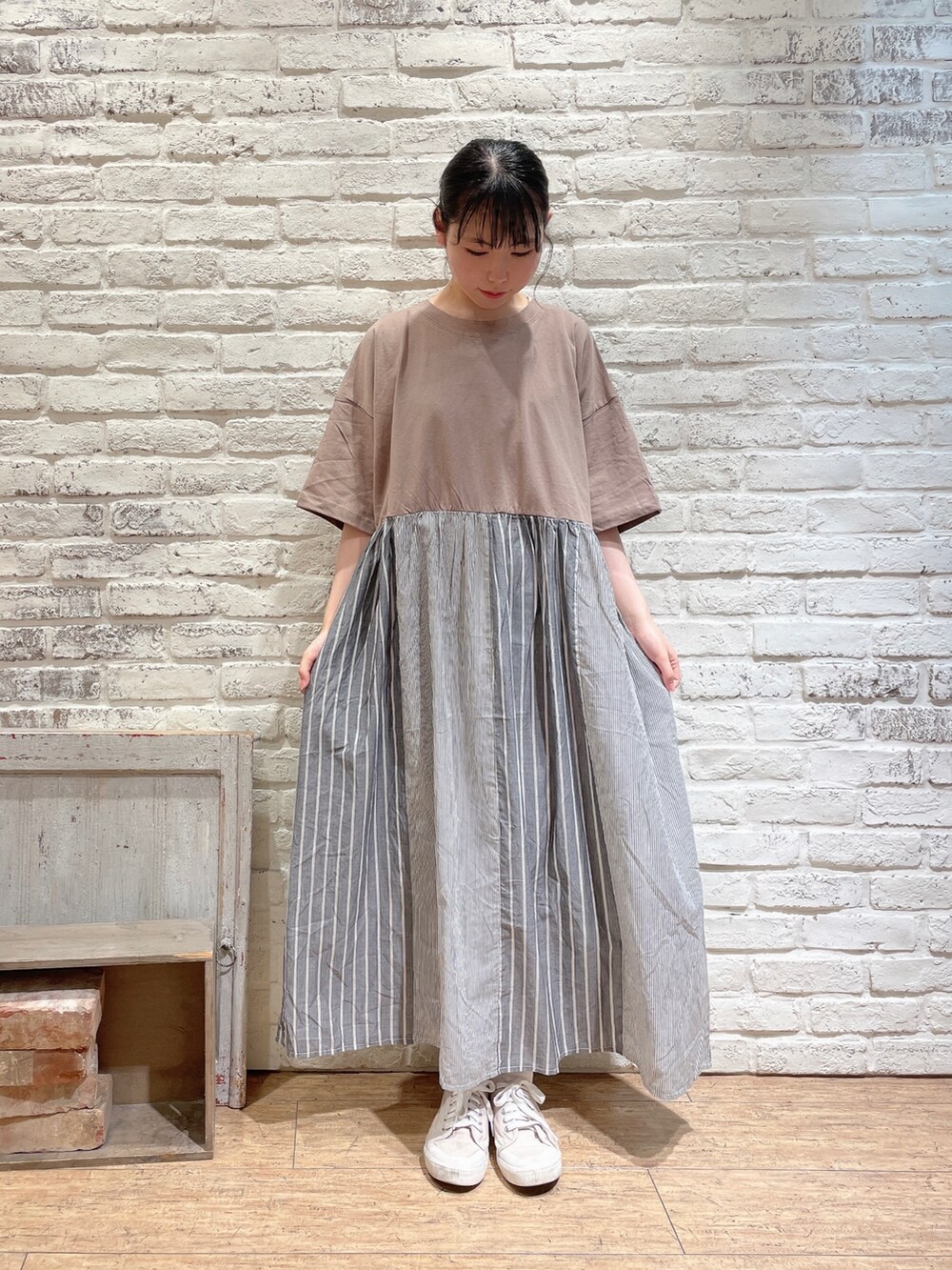 ホワイト系のベスト、ブラウン系のワンピース、その他のその他を着用したレディースの夏コーディネートの4枚目の写真