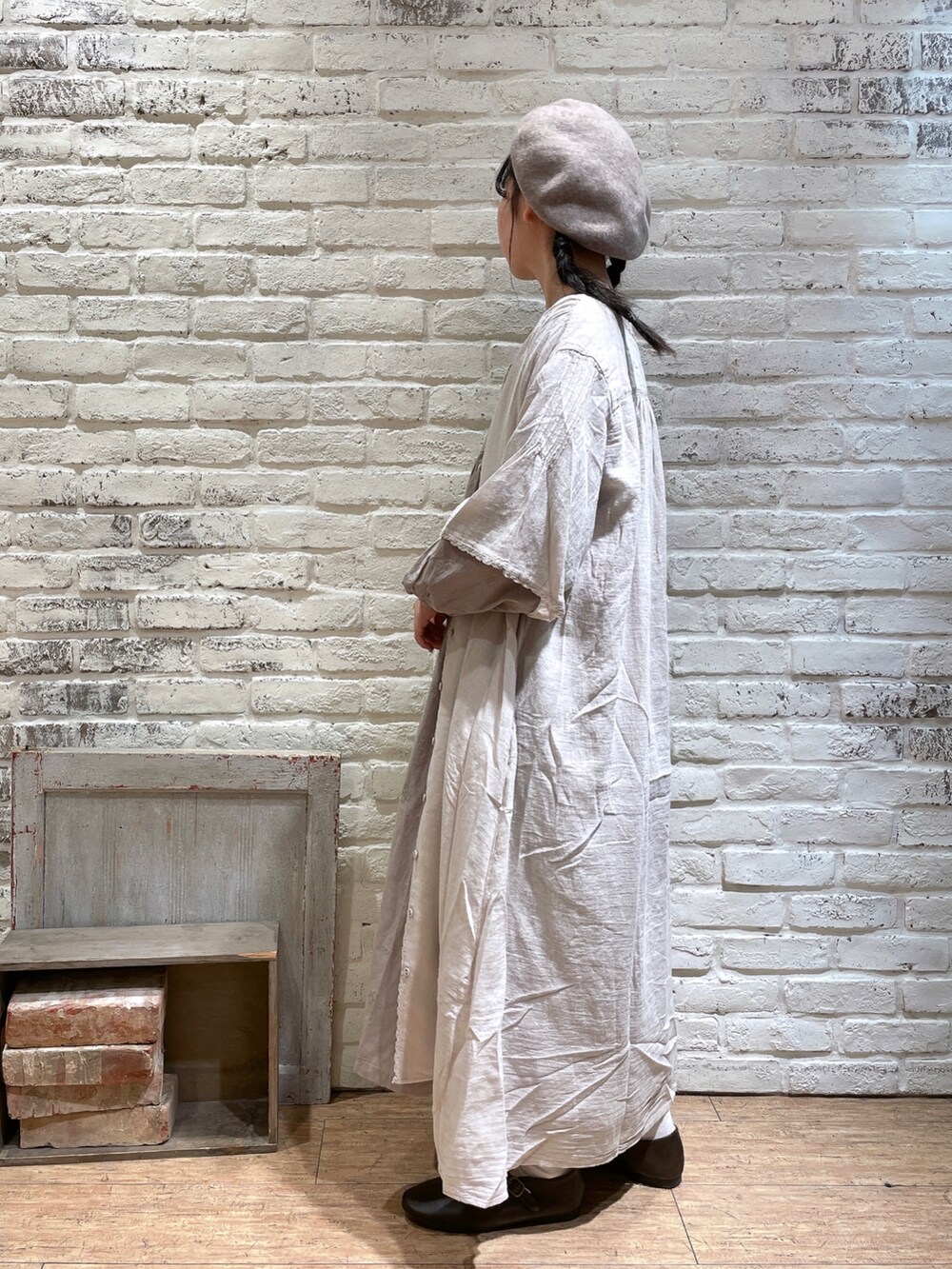 ブラック系のドレスシューズ、ホワイト系のワンピース、ベージュ系のワンピースを着用したレディースの夏コーディネートの2枚目の写真