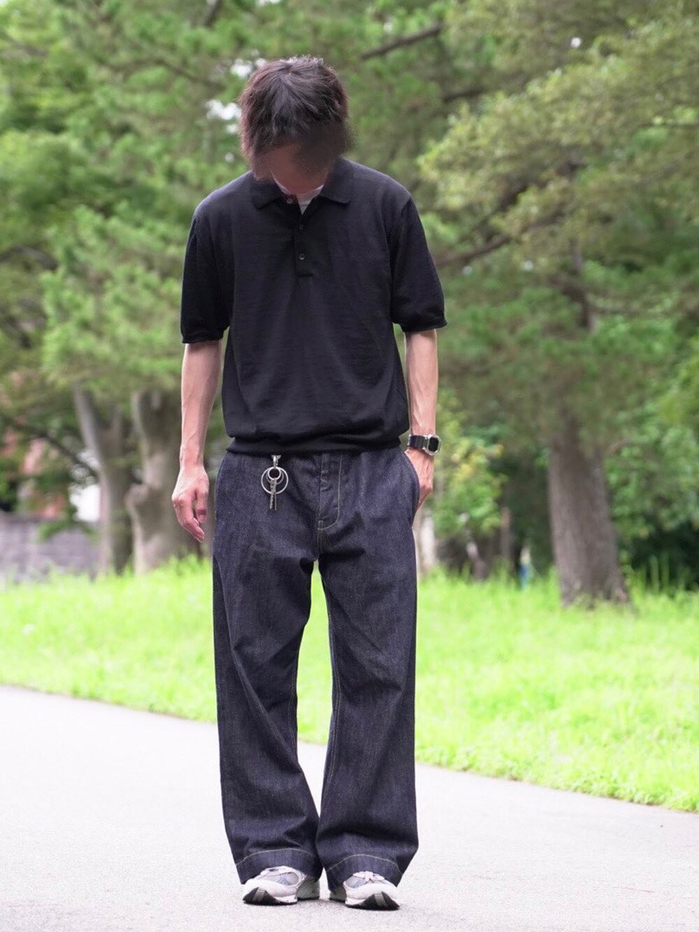 「おしゃれさんと繋がりたい、ワイドパンツ、ポロシャツ、春夏コーデ、スニーカー、デニムコーデ、夏コーデ、大人コーデ」｜「gimのアイテム（ポロシャツ、ブラック系）」を使った、yu_kiさん（メンズ・175cm）の夏コーディネートの3枚目の写真