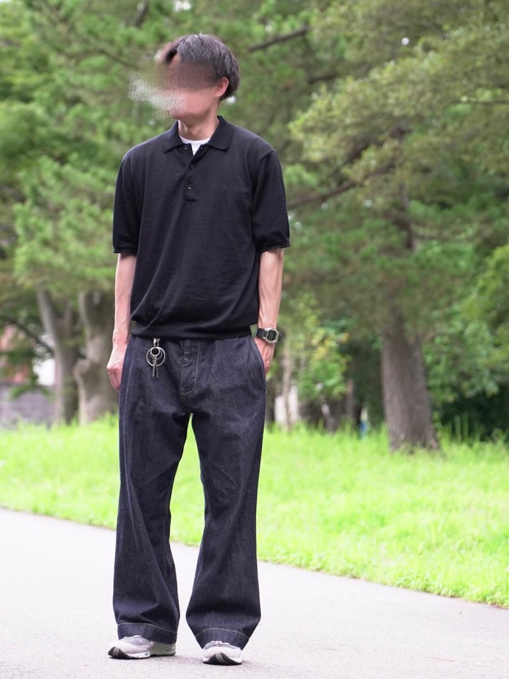 「おしゃれさんと繋がりたい、ワイドパンツ、ポロシャツ、春夏コーデ、スニーカー、デニムコーデ、夏コーデ、大人コーデ」｜「gimのアイテム（ポロシャツ、ブラック系）」を使った、yu_kiさん（メンズ・175cm）の夏コーディネートの2枚目の写真