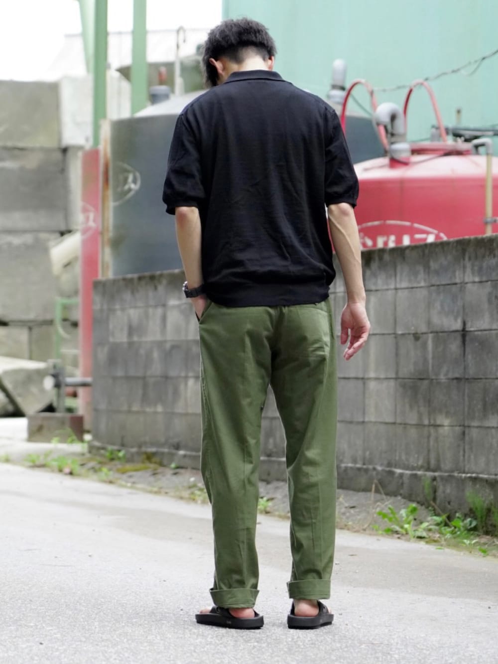 「休日スタイル、オーバーサイズ、大人コーデ、ootd、いいね、save、フォローお願いします🤑、サンダル、古着、古着MIX、古着好きな人と繋がりたい、古着男子、メンズコーデ、軍パン」｜「gimのアイテム（ポロシャツ、ブラック系）」を使った、yu_kiさん（メンズ・175cm）の夏コーディネートの3枚目の写真