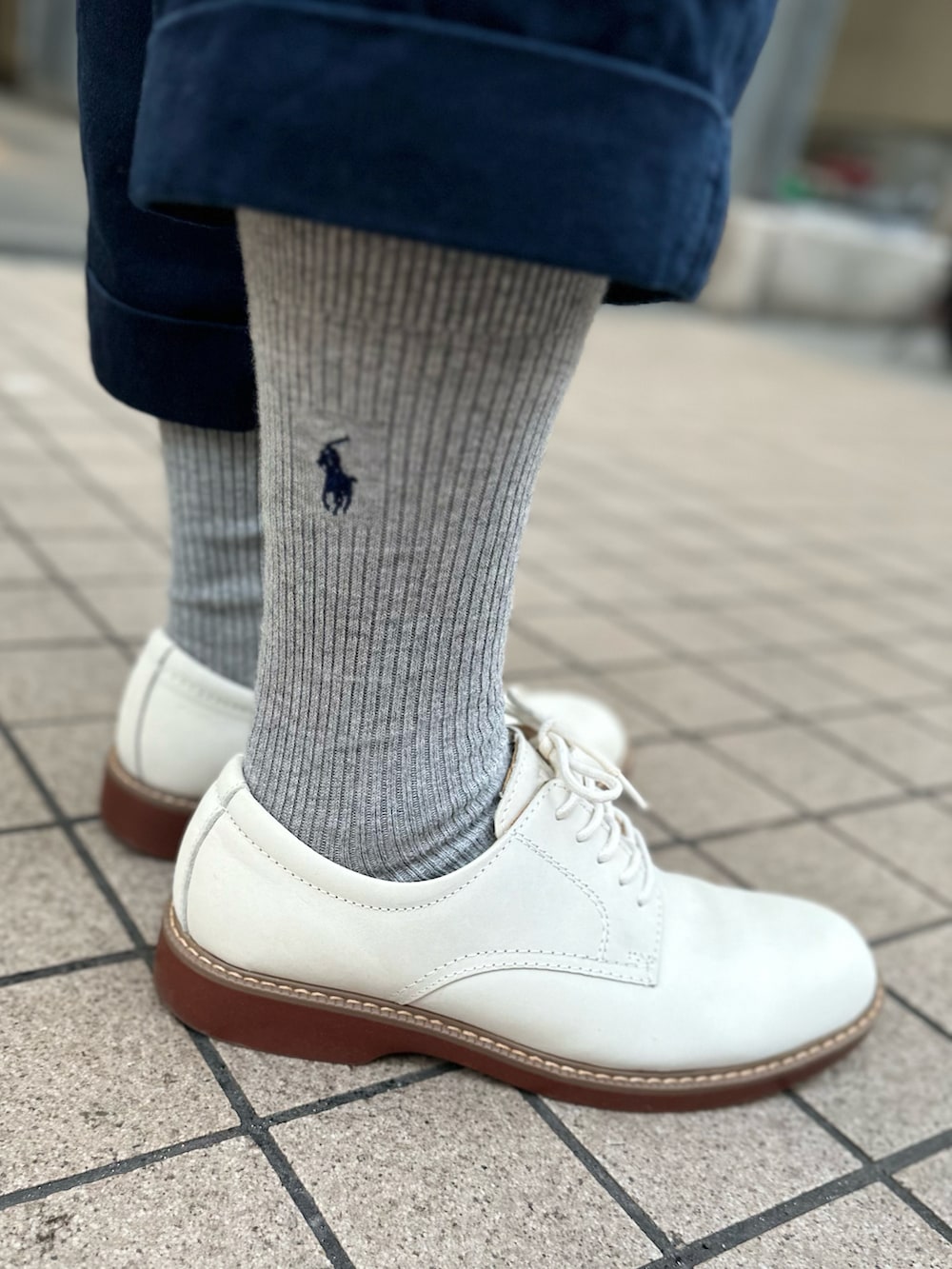 ホワイト系のシャツ/ブラウス、ブルー系のネクタイ、シルバー系のネクタイピンを着用したメンズの春コーディネートの3枚目の写真