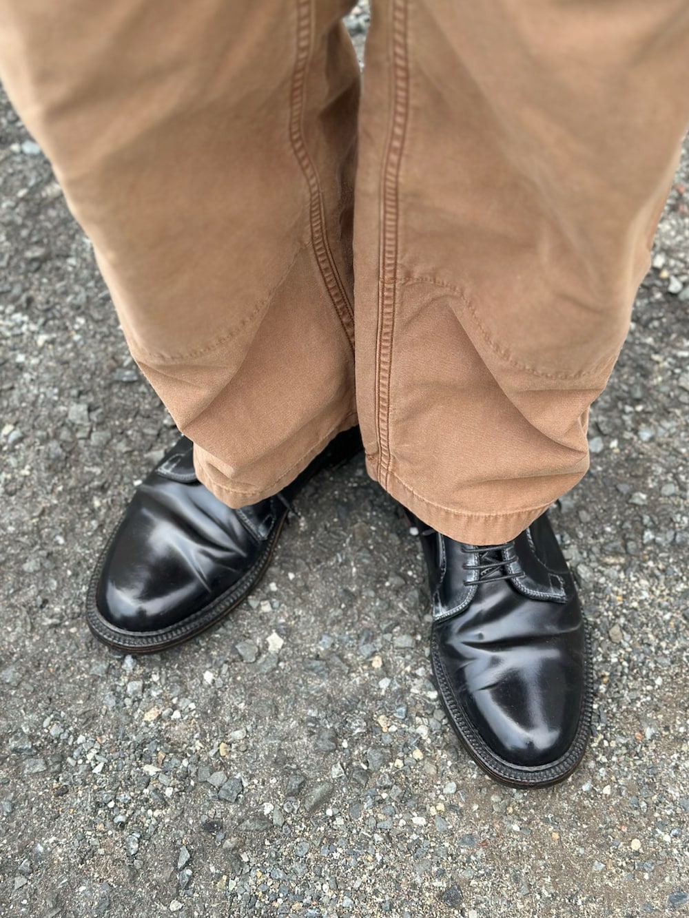 ブルー系のシャツ/ブラウス、グリーン系のシャツ/ブラウス、ブラウン系のその他パンツを着用したメンズの春コーディネートの3枚目の写真