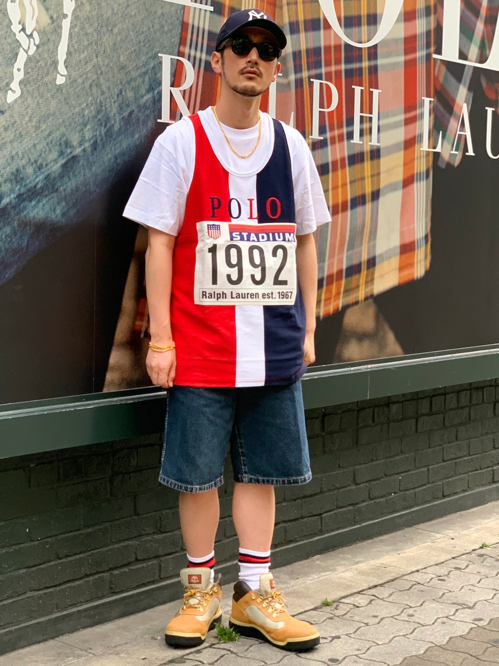 ホワイト系のTシャツ/カットソー、ホワイト系のタンクトップ、ブルー系のパンツを着用したメンズの夏コーディネートの2枚目の写真