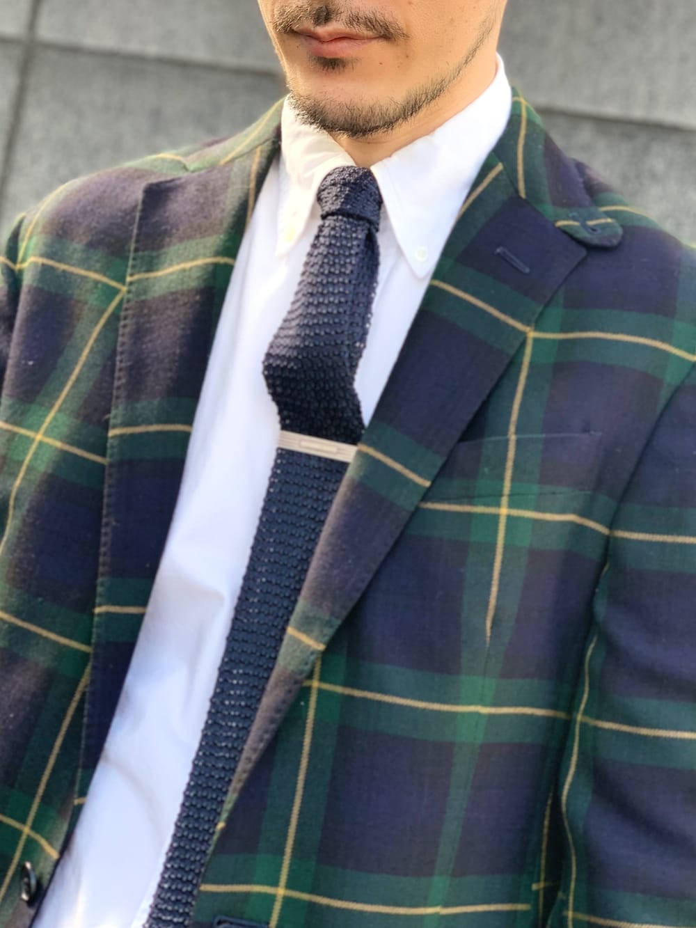 その他のジャケット/アウター、ブルー系のネクタイ、シルバー系のネクタイピンを着用したメンズの春コーディネートの2枚目の写真