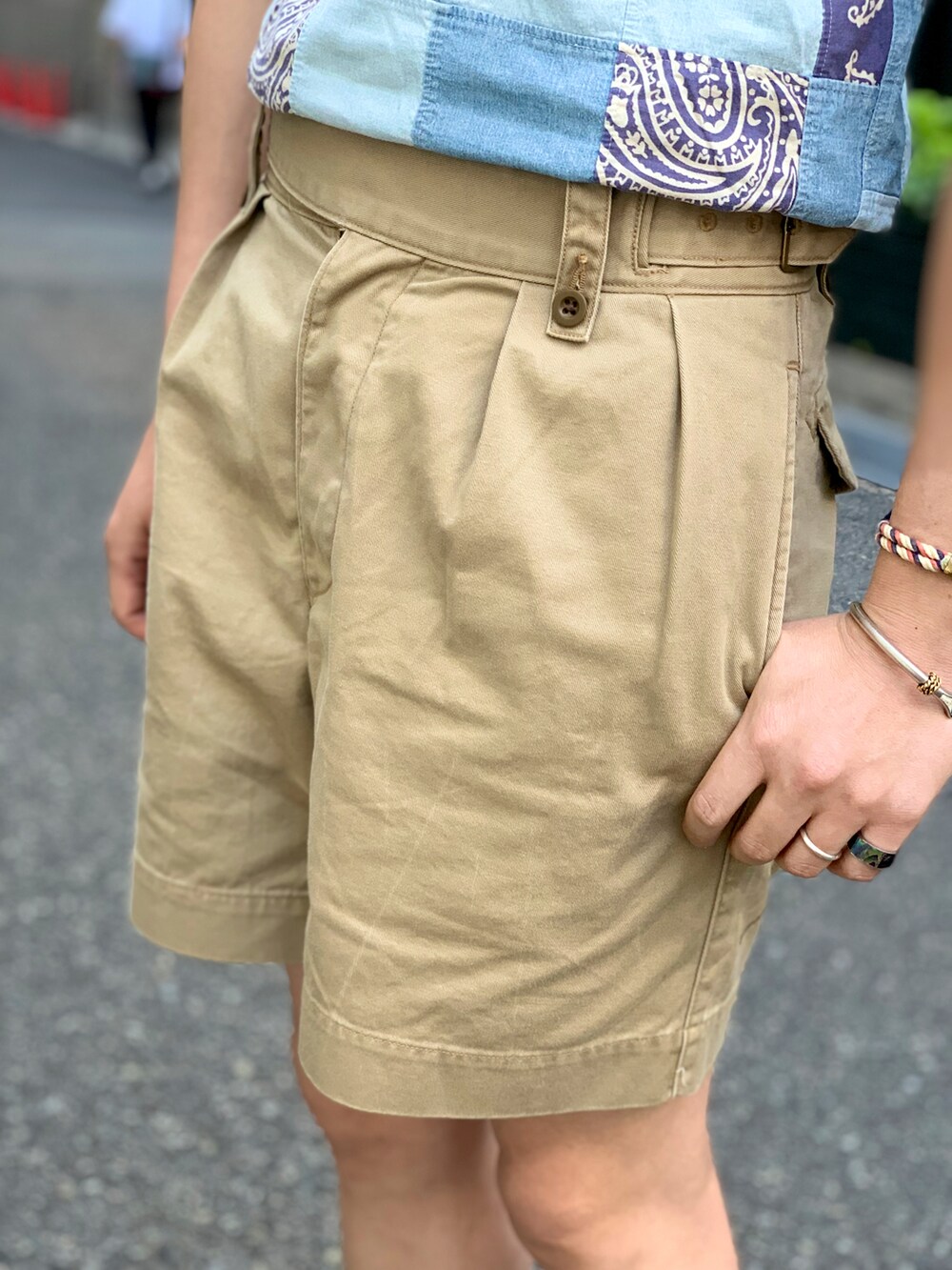 ブルー系のシャツ/ブラウス、ブラウン系のその他パンツ、ピンク系のキャップを着用したメンズの夏コーディネートの3枚目の写真