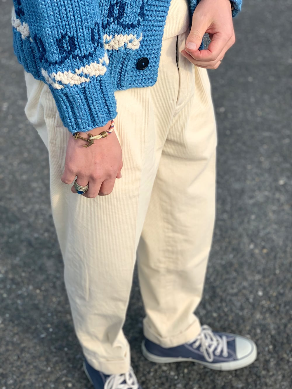 ホワイト系のニット/セーター、ブルー系のカーディガン/ボレロ、ベージュ系のその他パンツを着用したメンズの春コーディネートの3枚目の写真