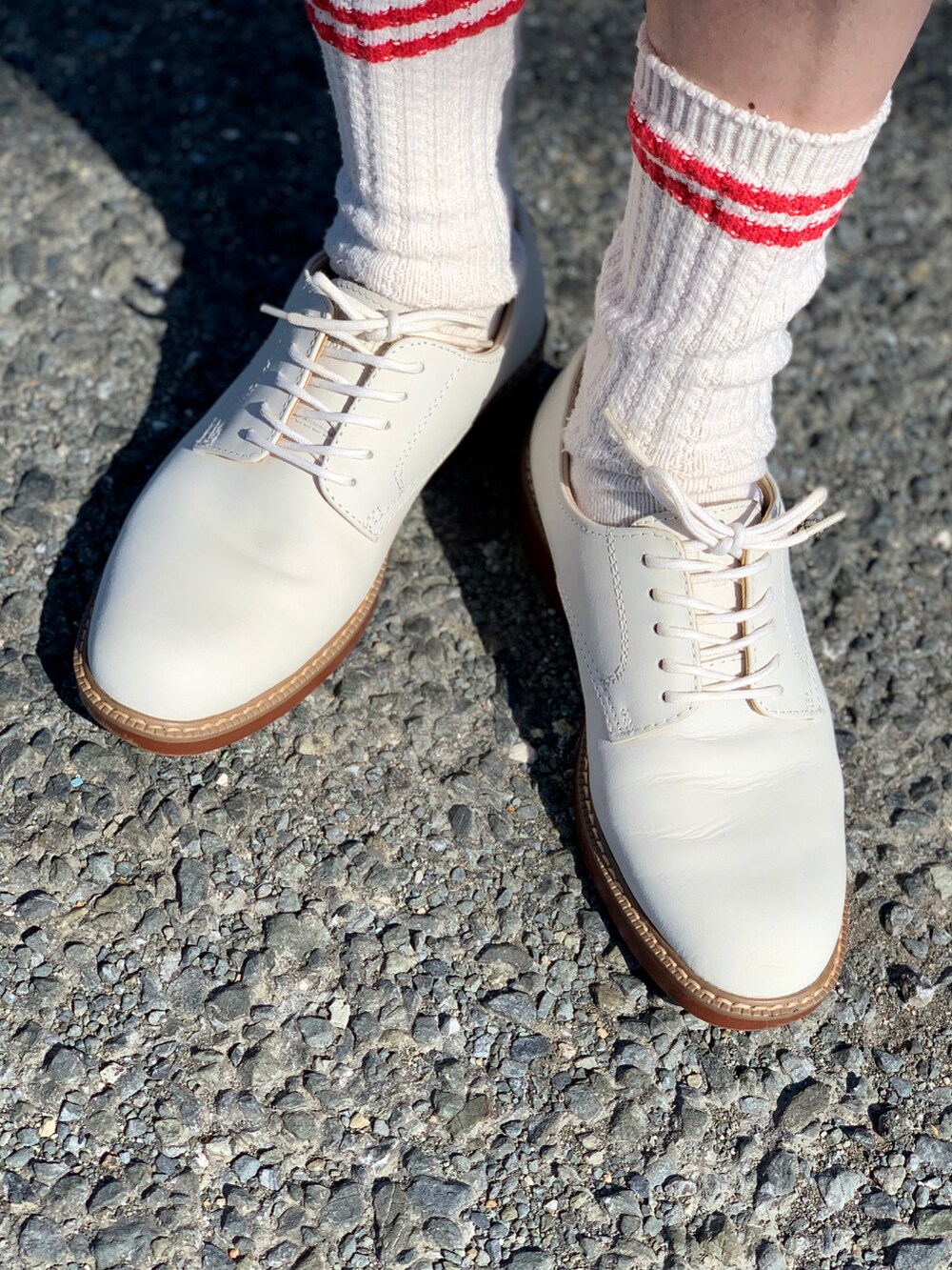 ホワイト系のTシャツ/カットソー、レッド系のブルゾン、ブルー系のパンツを着用したメンズの春コーディネートの4枚目の写真