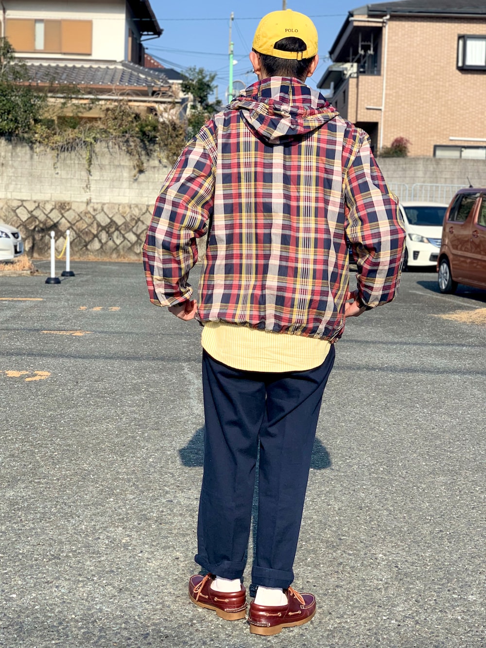 グレー系のTシャツ/カットソー、その他のジャケット/アウター、ブルー系のその他パンツを着用したメンズの春コーディネートの4枚目の写真