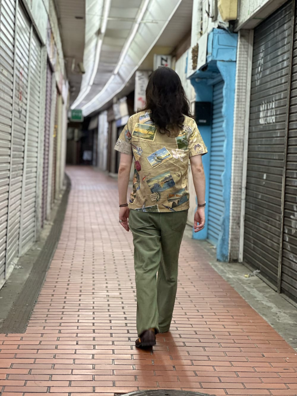 その他のシャツ/ブラウス、グリーン系のカーゴパンツ、ブラウン系のサンダルを着用したメンズの夏コーディネートの5枚目の写真