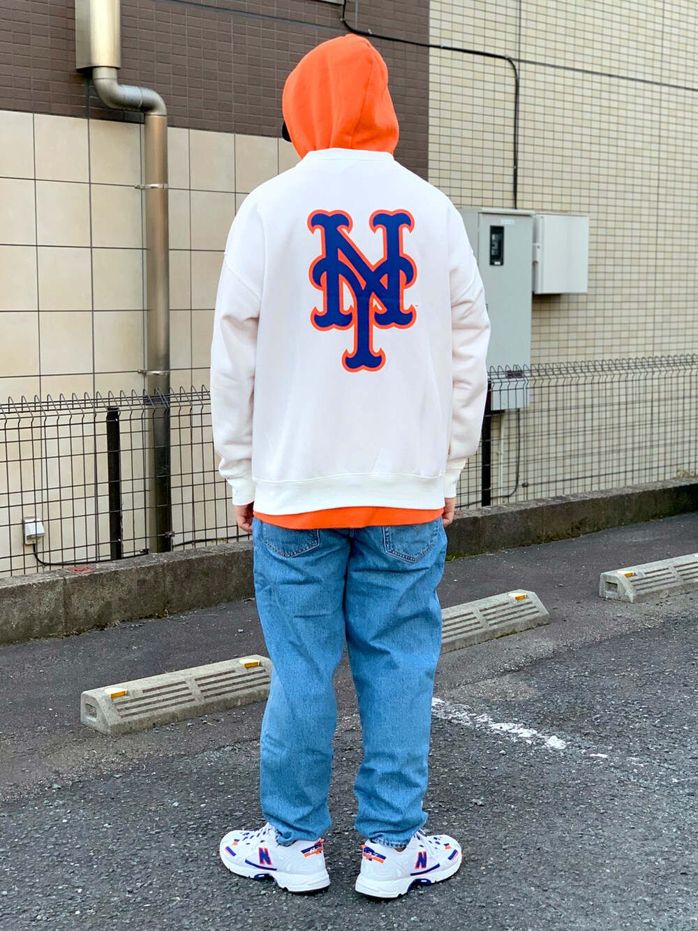 「オーバーサイズ、ストリート、90'sスタイル、street、mets、knicks、New Balance、Levi's、バギーパンツ、パーカー、AIME LEON DORE、NEW ERA、スウェット、春コーデ、HIPHOP」｜「AIME LEON DOREのアイテム（キャップ、ホワイト系）」を使った、 $hinih$さん（メンズ・173cm）の冬コーディネートの4枚目の写真