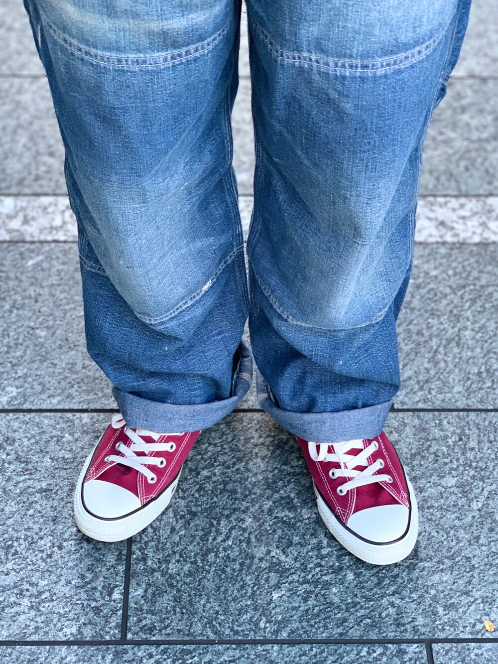 ホワイト系のシャツ/ブラウス、レッド系のネクタイ、ゴールド系のネクタイピンを着用したメンズの秋コーディネートの5枚目の写真