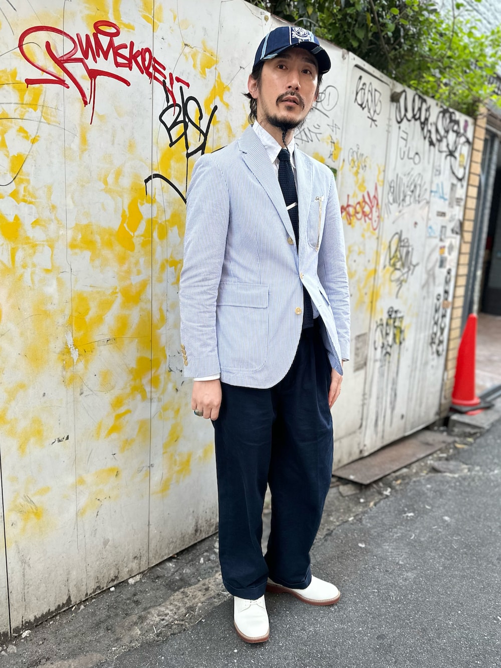 ホワイト系のシャツ/ブラウス、ブルー系のネクタイ、シルバー系のネクタイピンを着用したメンズの春コーディネートの2枚目の写真