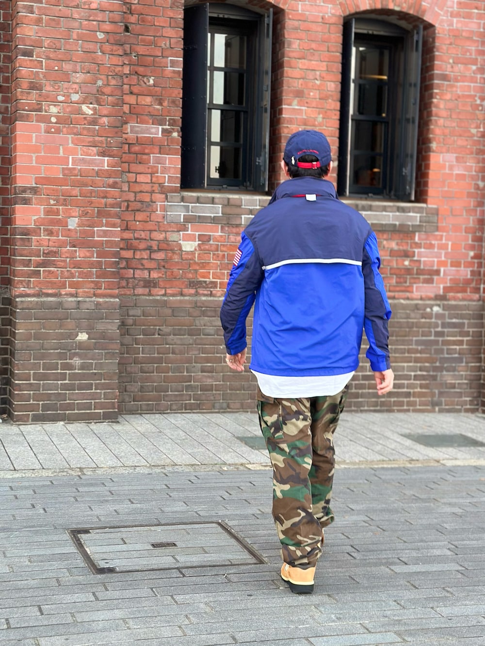 ホワイト系のシャツ/ブラウス、ブルー系のジャケット/アウター、ブラウン系のブーツを着用したメンズの秋コーディネートの2枚目の写真