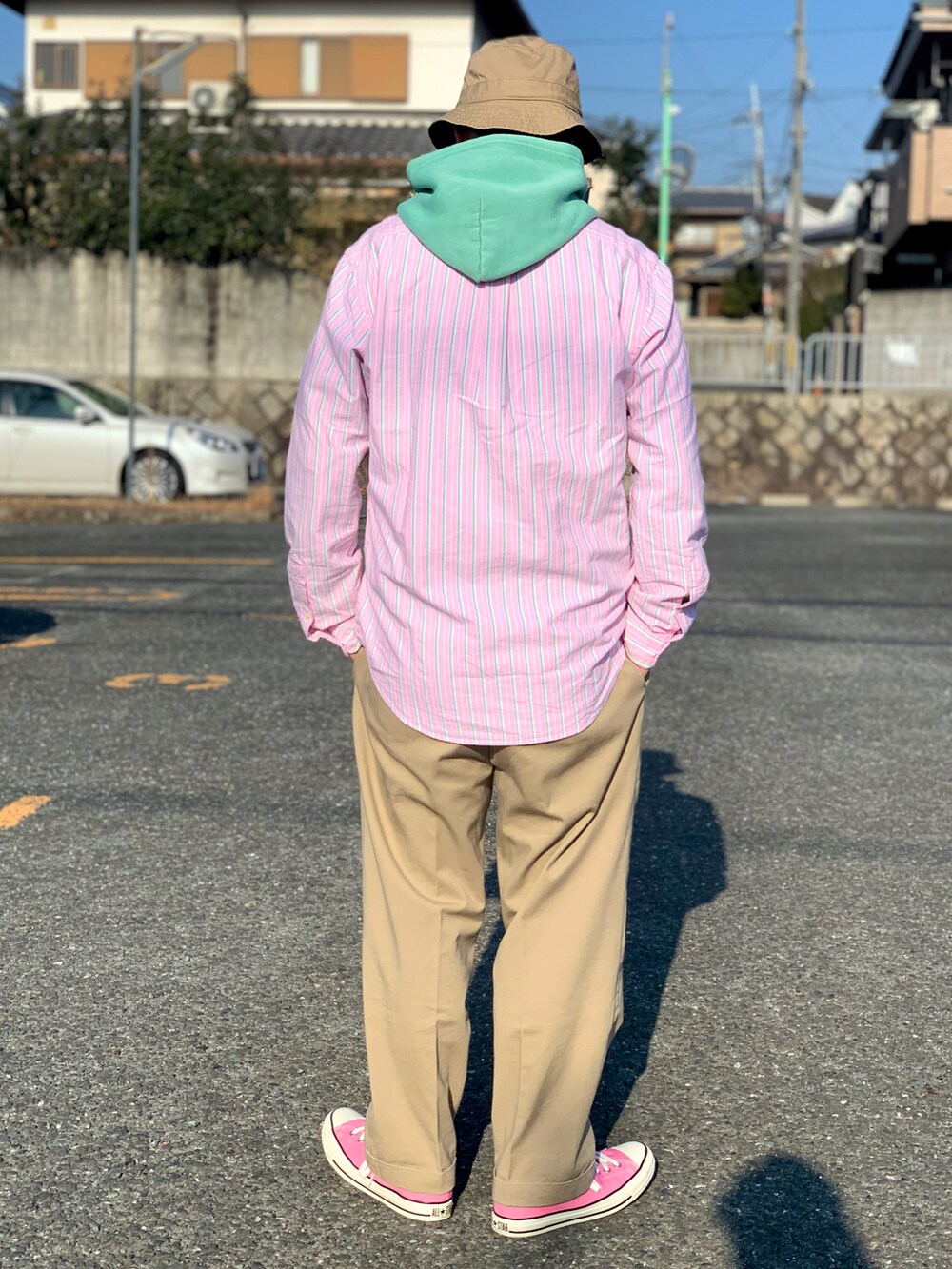 グリーン系のパーカー、ピンク系のシャツ/ブラウス、ブラウン系のその他パンツを着用したメンズの冬コーディネートの4枚目の写真