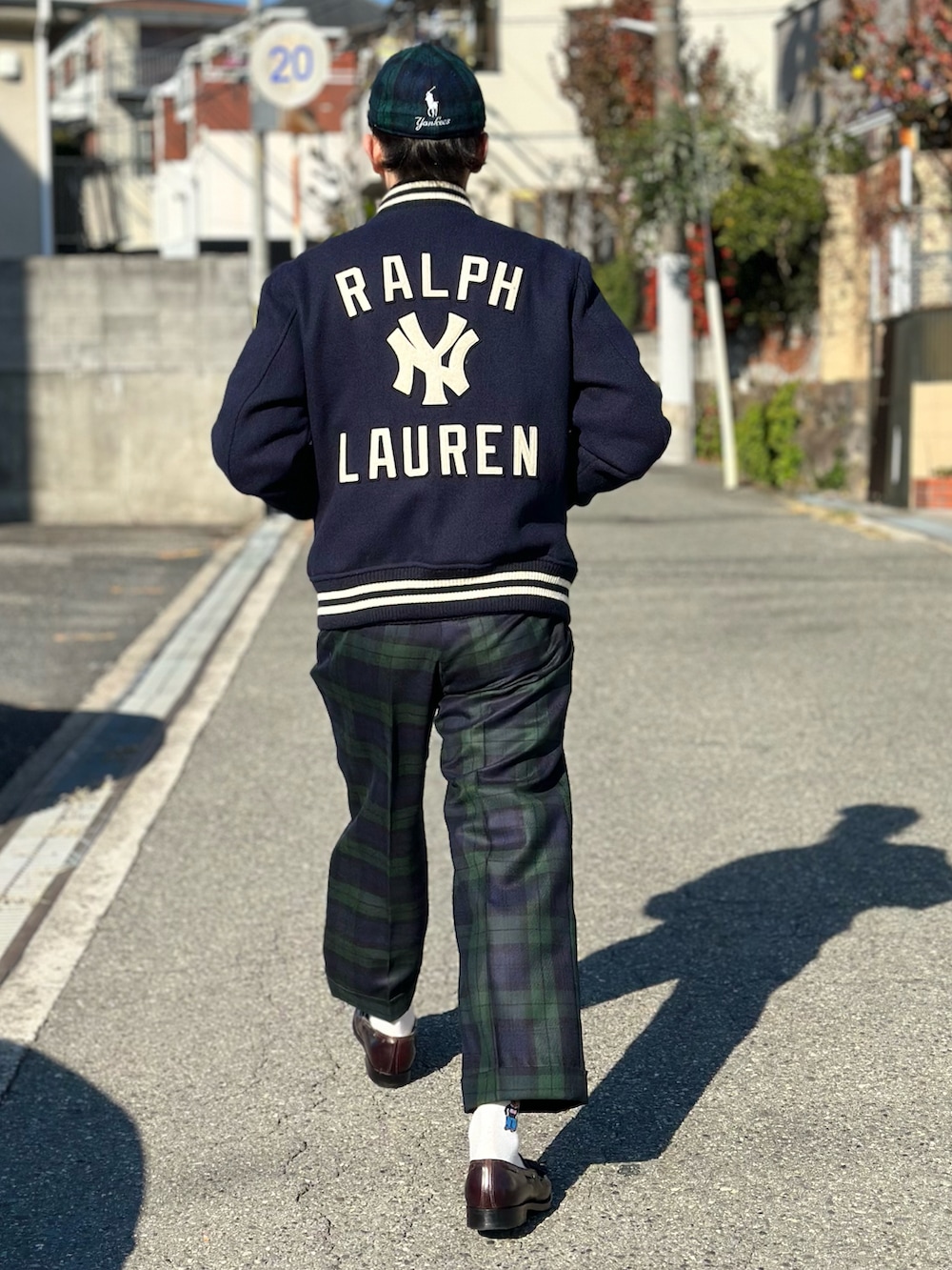 ホワイト系のシャツ/ブラウス、ブルー系のニット/セーター、ブルー系のスタジャンを着用したメンズの冬コーディネートの4枚目の写真